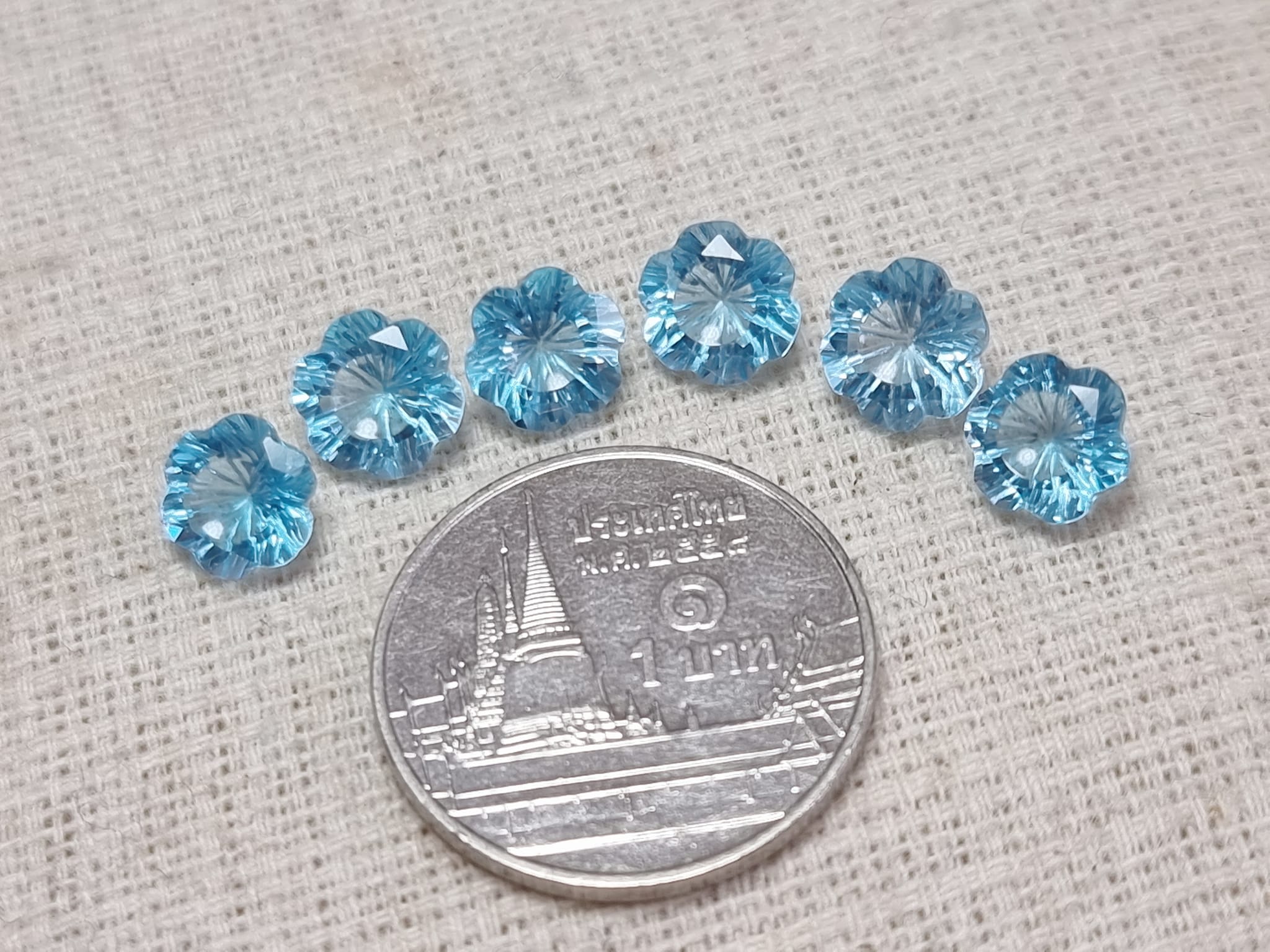 7.0mm. พลอยบลูโทปาส เจียรเหลี่ยมทรงดอกไม้ ชุดละ 1,250฿