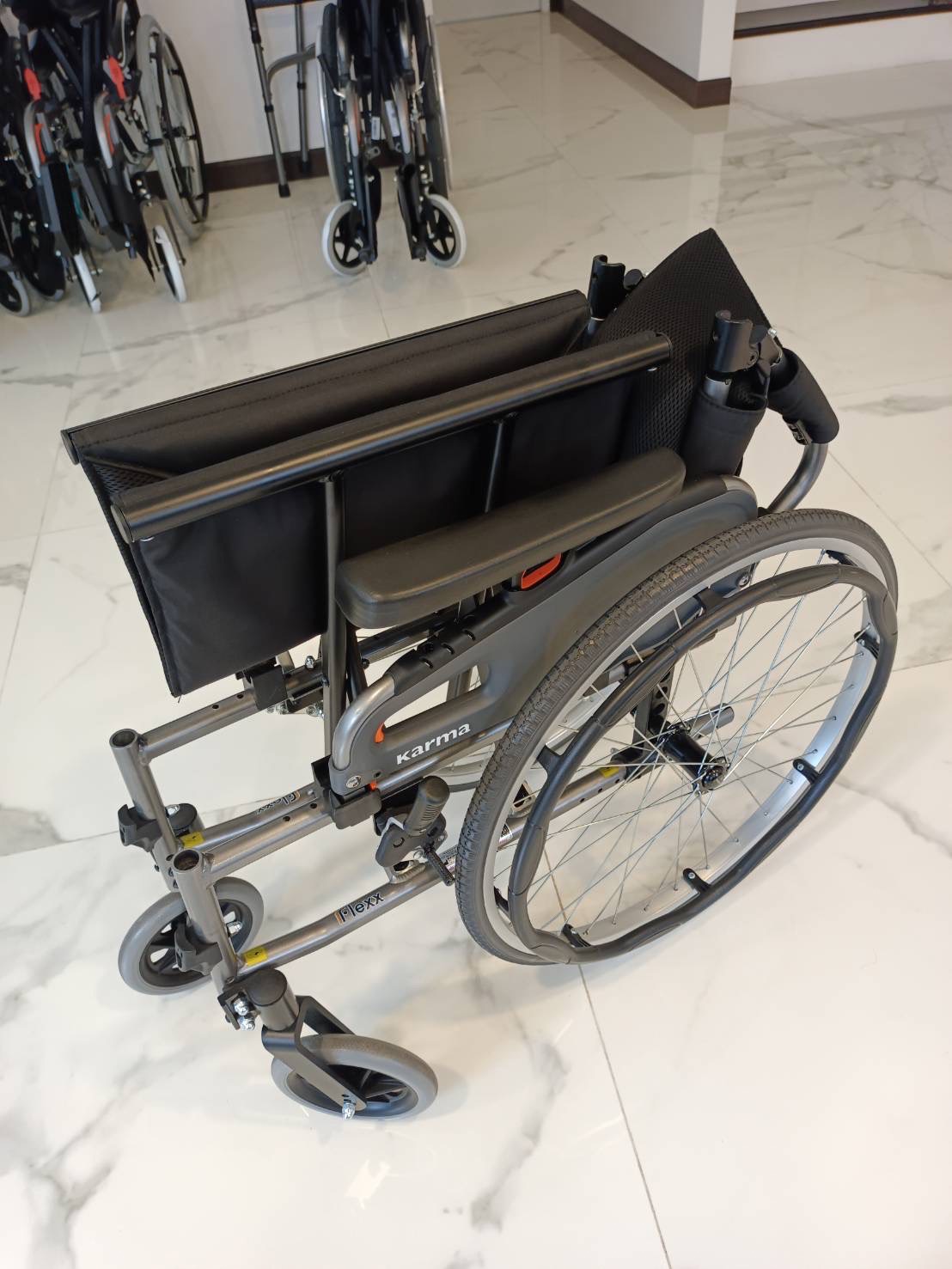 รถเข็นอลูมินัมอัลลอยด์คาร์ม่า ไซร้ใหญ่ Karma รุ่น FLEXX (KM-8522) เบาะกว้างพิเศษ 20 นิ้ว รองรับน้ำหนักสูงสุด 130 กิโลกรัม เหมาะสำหรับ คนมีรูปร่างใหญ่, คนที่มีน้ำหนักมาก, คนไซร์ฝรั่ง, สูง ใหญ่ ของแท้ รับประกันศูนย์ไทย 5 ปี