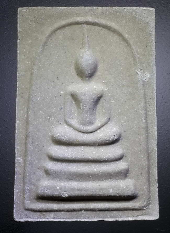 รหัสสินค้า พระมีกล่อง 380 พระสมเด็จเนื้อผงพรายกุมาร ฝังพลอย ปลุกเสกเดี่ยว หลวงพ่อสาคร วัดหนองกรับ จังหวัดระยอง สร้างปี 2552 พระรายการนี้ให้เช่าบูชาแล้ว