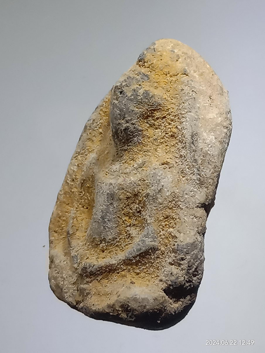 รหัสสินค้า พระเนื้อดิน เนื้อผง เนื้อว่าน 082 พระร่วงนั่ง บรรจุกริ่ง ทรงกระเทียม จังหวัดสุโขทัย