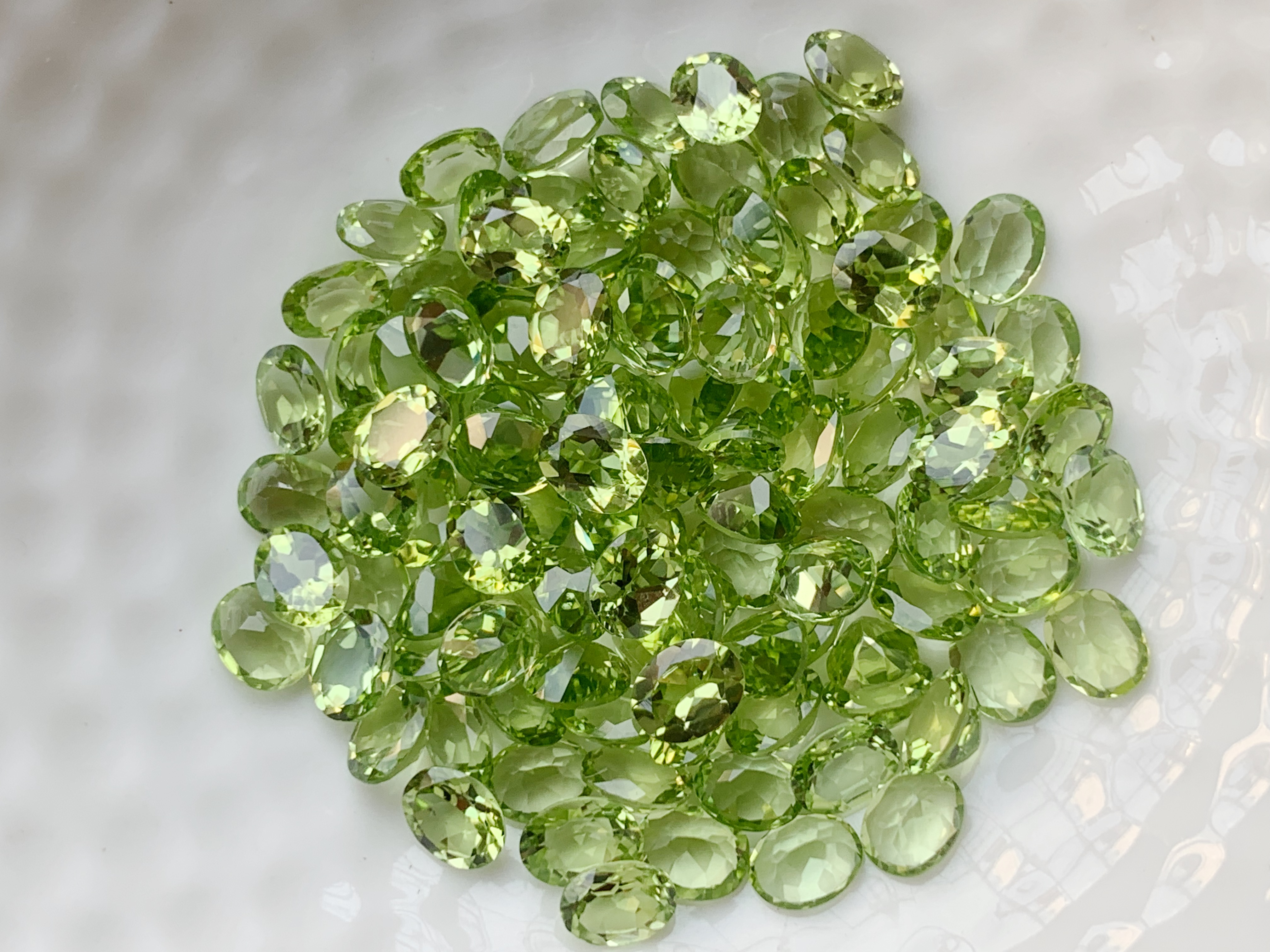 เพอริดอทไข่ 5X4 มม. 5 กะรัต