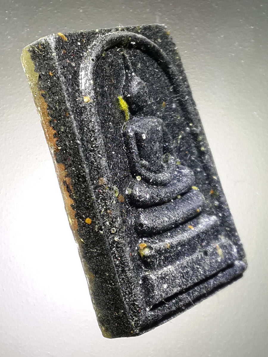 รหัสสินค้า พระมีกล่อง 351 พระสมเด็จนิล รุ่น 50 ปีครองราชย์ วัดบางพาน จังหวัดลพบุรี สร้างปี 2539