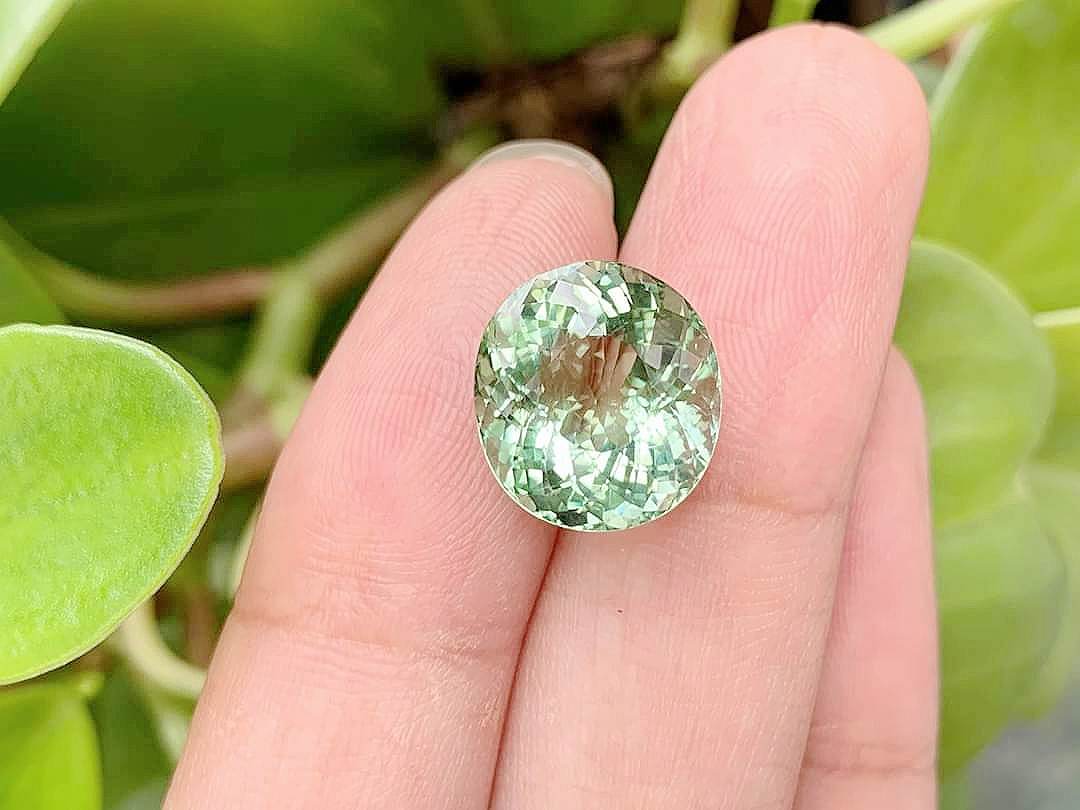 พลอยทัวมาลีนไข่ สีเขียวมิ้นท์ 8.26 กะรัต 1 เม็ด