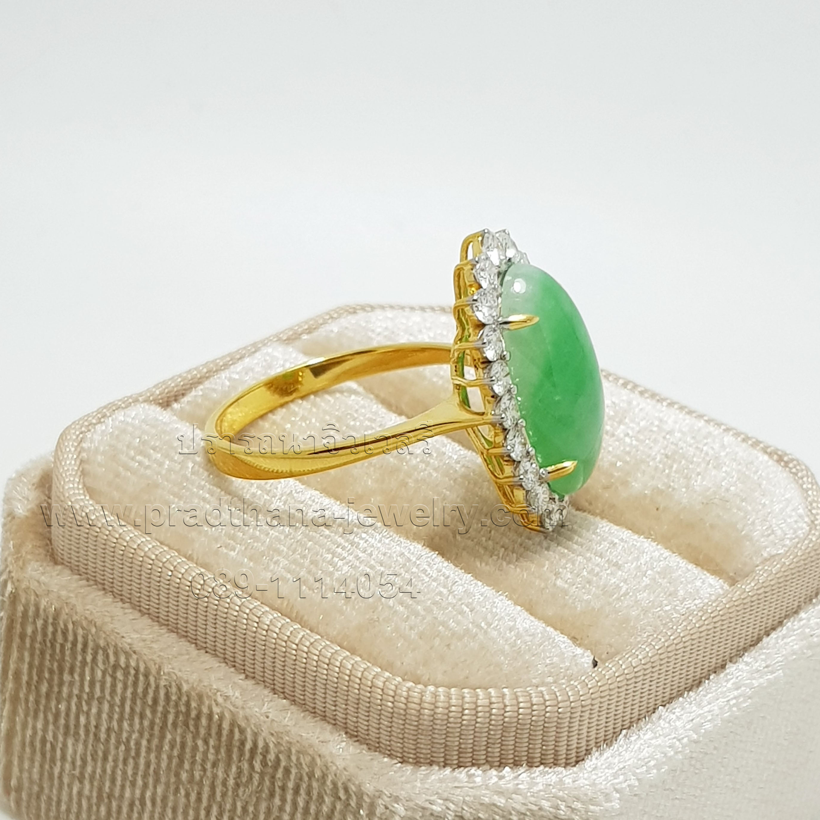 แหวนหยกล้อมเพชร