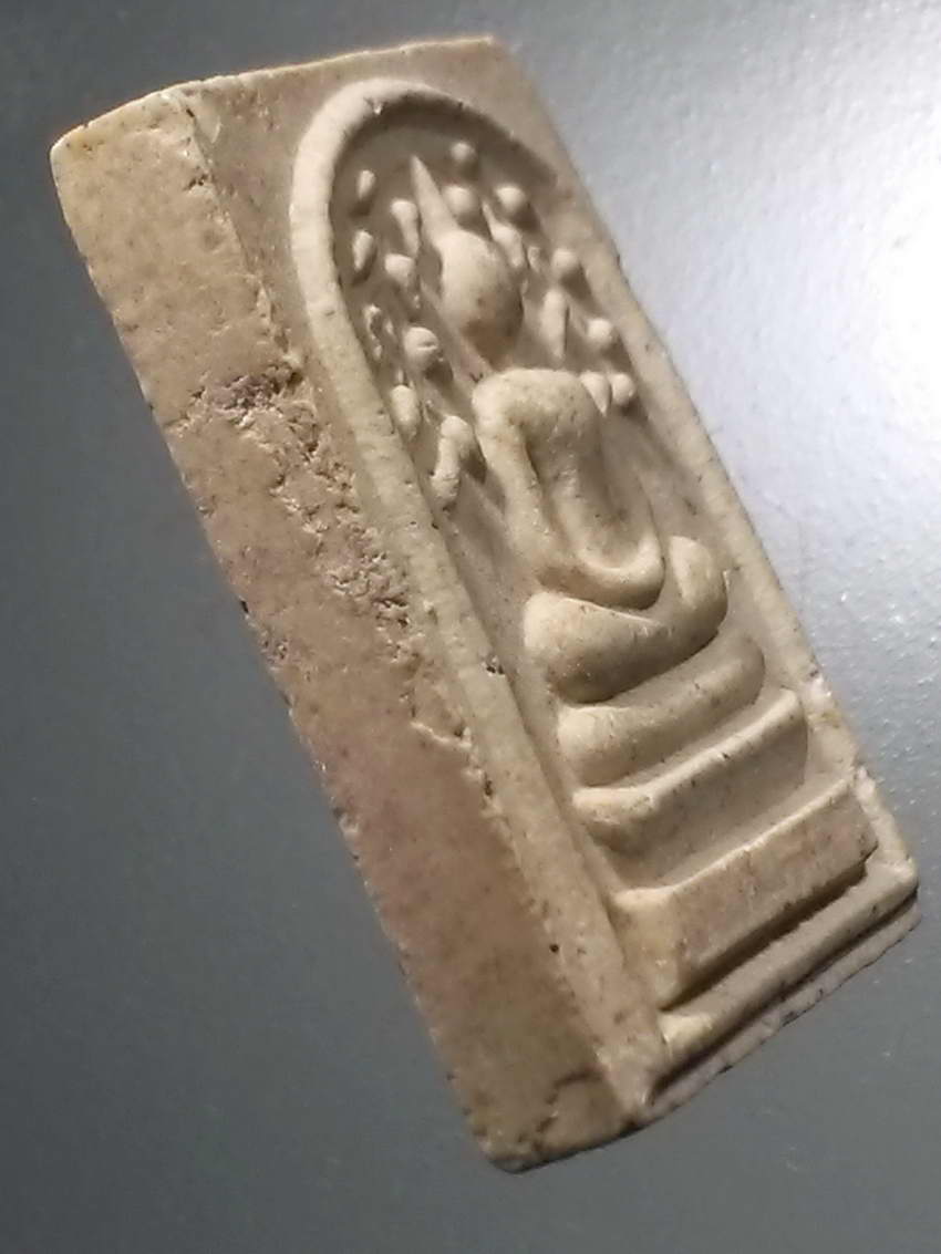 รหัสสินค้า พระสมเด็จ วัดต่างๆ 1038 พระสมเด็จเนื้อผง ปรกโพธิ์ พิมพ์คะแนน หลวงพ่อโพธิ์ วัดพระศรีรัตนมหาธาตุ อำเภอเมือง จังหวัดสุพรรณบุรี สร้างปี 2536 ที่ระลึกอายุครบ 97 ปี