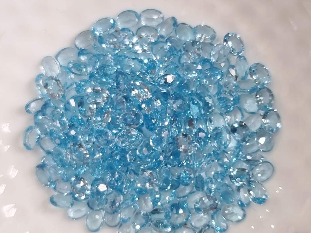 สวิสบลูโทปาสไข่ 4x3mm. 5 กะรัต