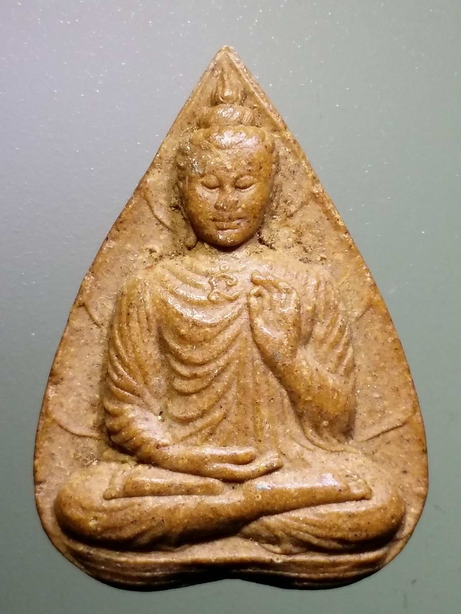 รหัสสินค้า พระไม่ทราบที่ 465 พระผงผสมว่าน พิมพ์ใบโพธิ์ พระพุทธเจ้ามหาศาสดาโลก หลังยันต์ ไม่ทราบที่