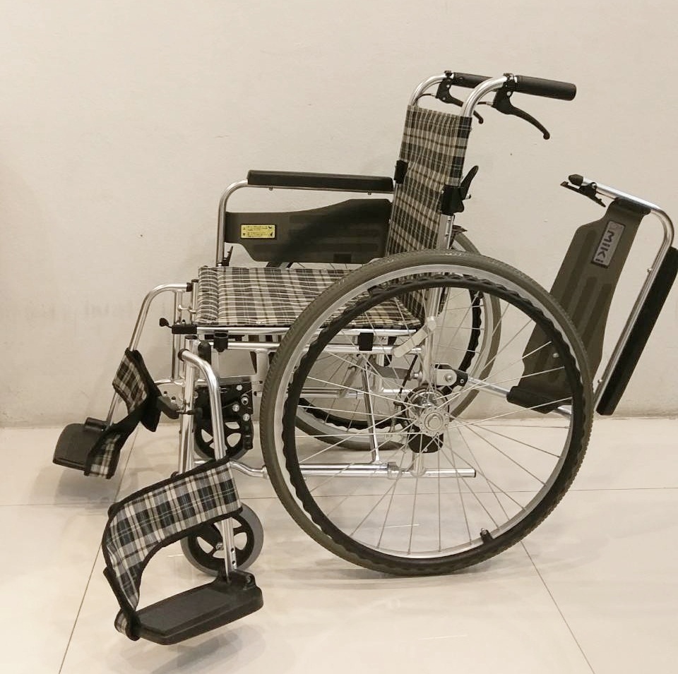 รถเข็นผู้ป่วย MIKI รุ่น MVWSW-47JD ล้อหน้า 6 นิ้ว ล้อหลัง 24 นิ้ว หนัก 14.5 กิโลกรัม รับประกันศูนย์ไทย 3 ปี