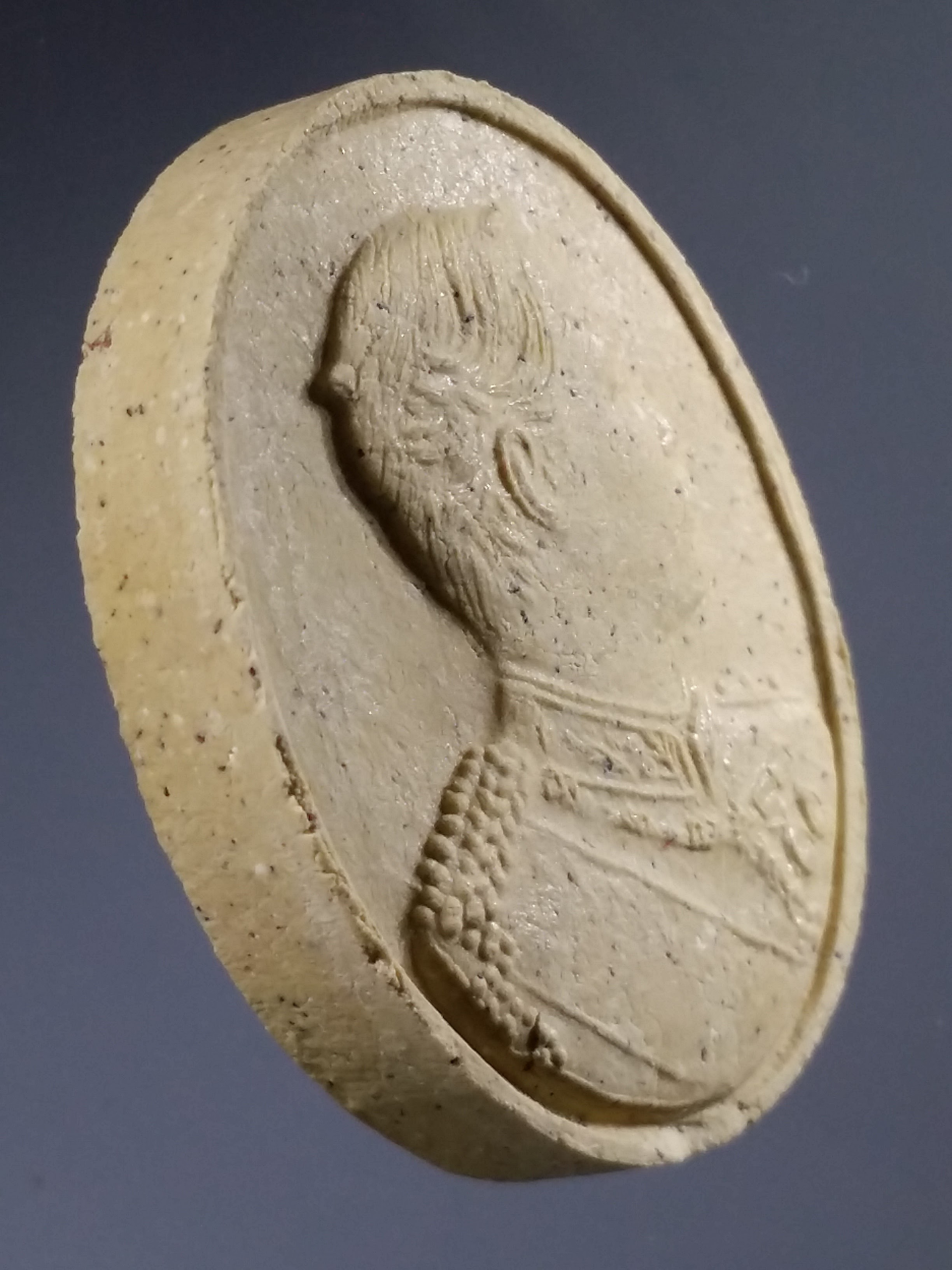 รหัสสินค้า พระมีกล่อง 497 พระบรมสาทิสลักษณ์เนื้อผง รัชกาลที่ 5 เนื้อกระเบื้องหลังคาพระอุโบสถ วัดเบญจมบพิตร สร้างปี 2539