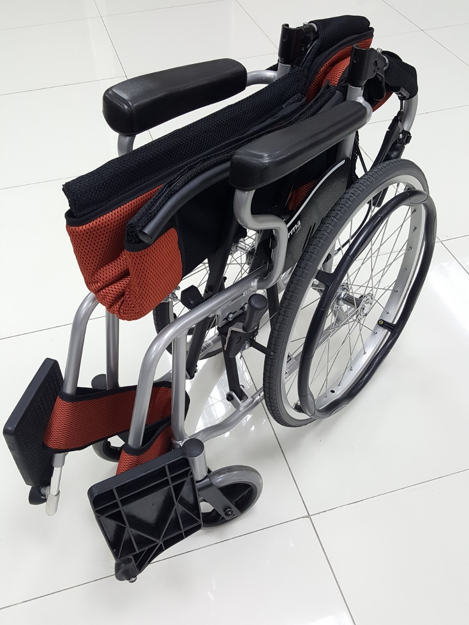 รถเข็นวีลแชร์น้ำหนักเบา พับได้ อลูมินัมอัลลอยด์คาร์ม่า รุ่น S-Ergo 205 F20 (WheelChair Karma S-Ergo 205 F20) พกพาสะดวก กะทัดรัด ของแท้ รับประกันศูนย์ไทย 5 ปี