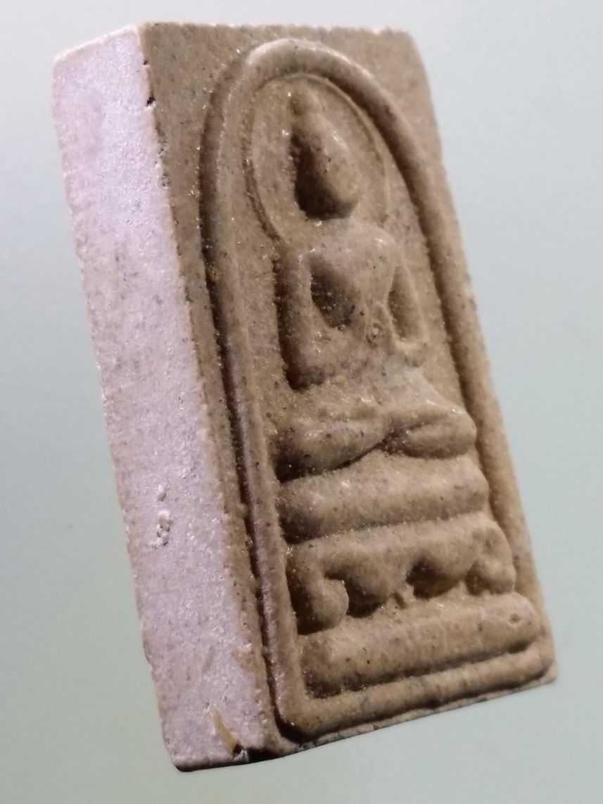 รหัสสินค้า พระไม่ทราบที่ 063 พระพุทธปางปฐมเทศนา เนื้อผง หลังธรรมจักร อักขระด้านหลังเขียนว่าสุขิโต และหัวใจอริยมรรค ทุสะนิมะ พระรายการนี้ให้เช่าบูชาแล้ว