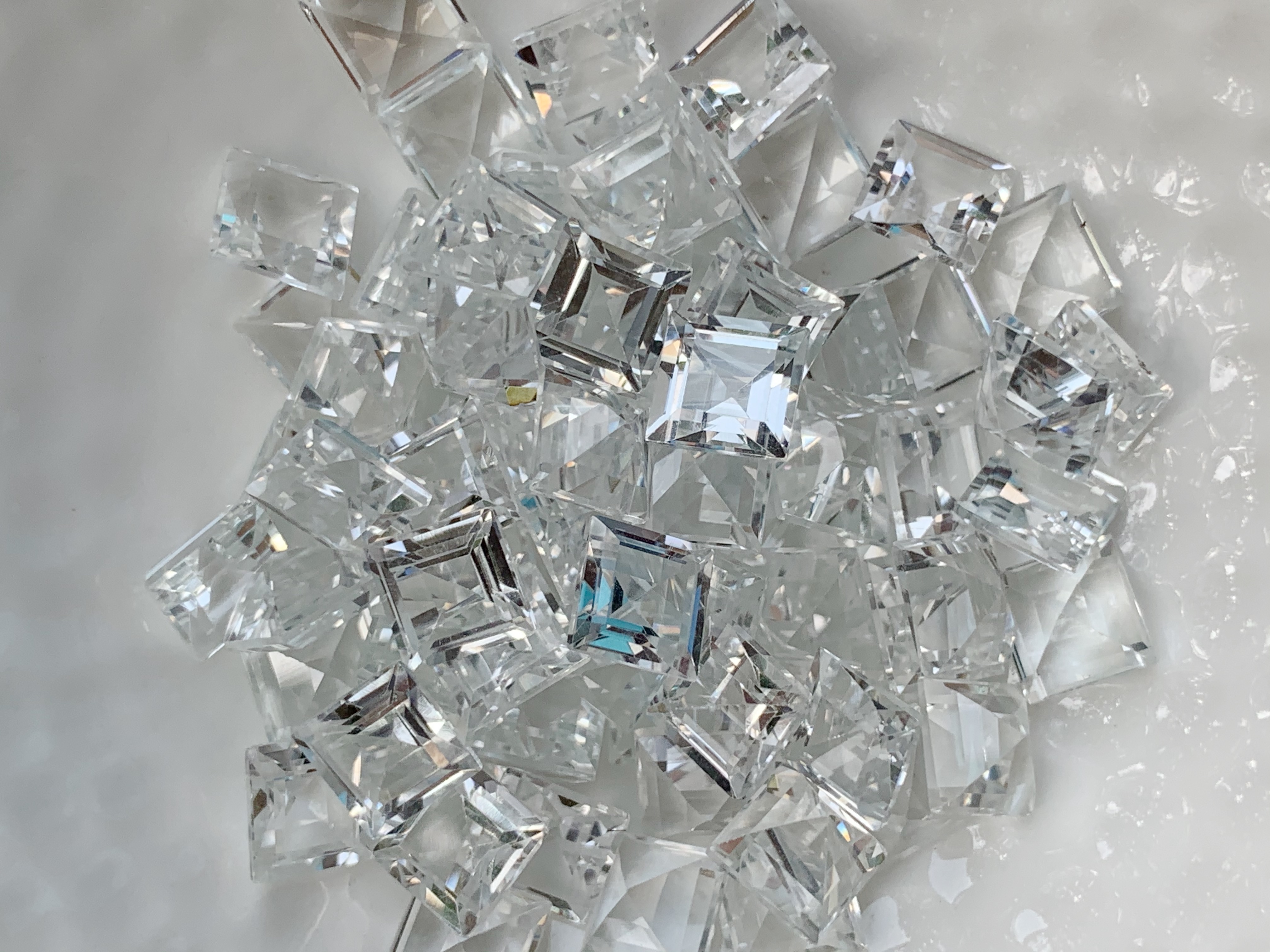 ไวท์โทปาสสี่เหลี่ยม 6X6 mm. 5 กะรัต