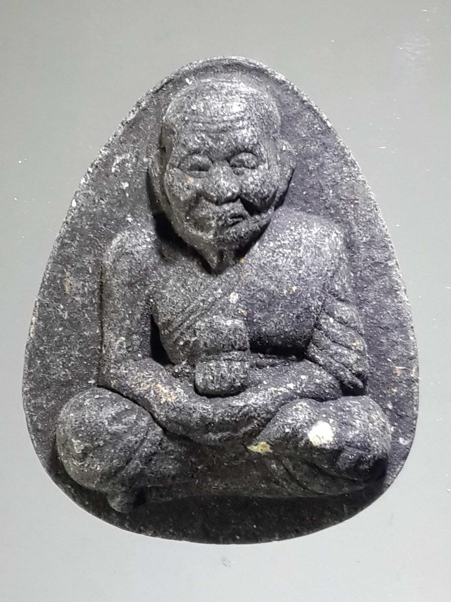 รหัสสินค้า พระไม่ทราบที่ 350 หลวงปู่ทวด เนื้อผงใบลาน หลังยันต์นะโมโพธิสัตโตอาคันติมายะอิติภะคะวา ด้านล่างมีตัวอักษรชื่อย่อวัด ว.ป.ท. ไม่ทราบที่