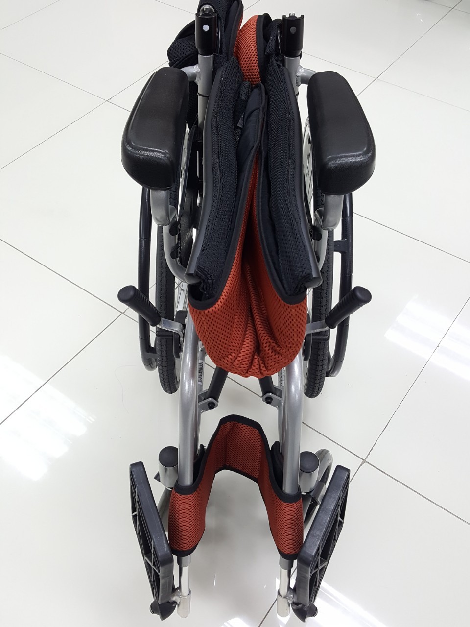 รถเข็นวีลแชร์น้ำหนักเบา พับได้ อลูมินัมอัลลอยด์คาร์ม่า รุ่น S-Ergo 205 F20 (WheelChair Karma S-Ergo 205 F20) พกพาสะดวก กะทัดรัด ของแท้ รับประกันศูนย์ไทย 5 ปี