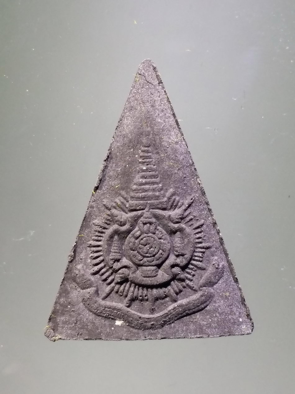 รหัสสินค้า พระมีกล่อง 3838 พระกำลังแผ่นดิน เนื้อผงจิตรลดา ไม่ทราบปีที่สร้าง พระสวยกล่องเดิม