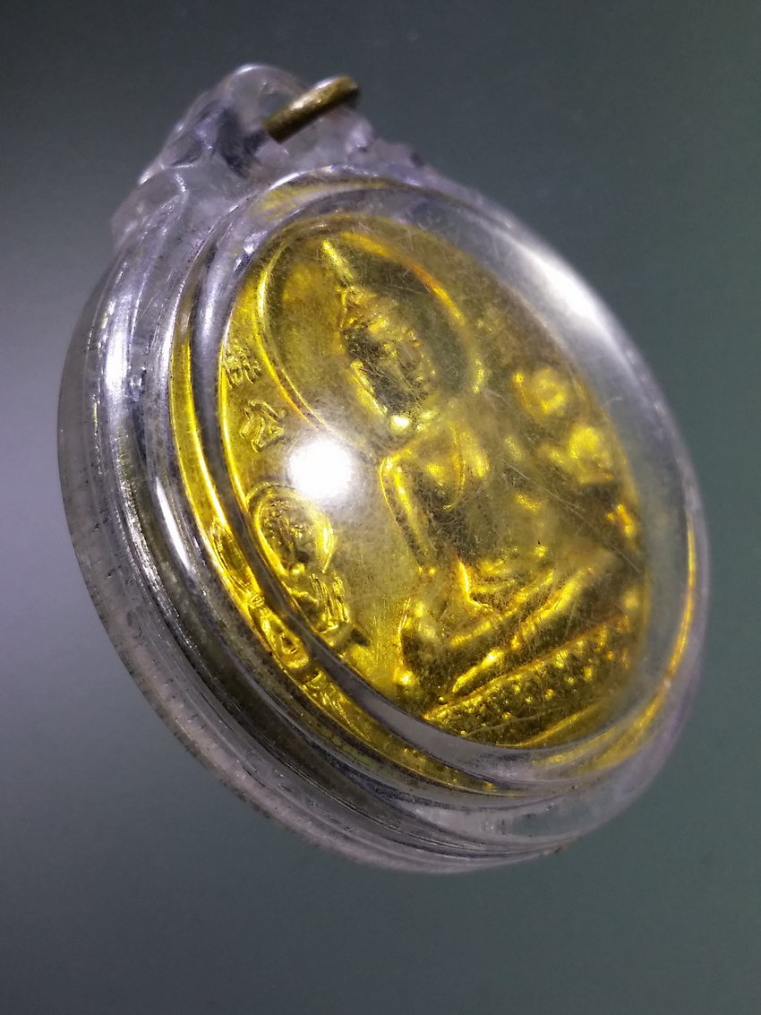 รหัสสินค้า เหรียญพระพุทธ 3990 เหรียญทองฝาบาตรหลวงพ่อโต วัดพนัญเชิงกรุงเก่า หลังพระยูไลโพธิสัตว์ คุ้มครองดวงชะตาชีวิต