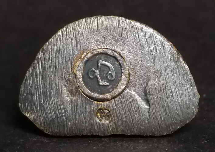 รหัสสินค้า พระกริ่ง พระหล่อ 028 รูปหล่ออุดกริ่งพระพุทธสิหิงค์ เนื้อทองแดงรมดำตอกโค๊ตไม่ทราบที่ พระรายการนี้ให้เช่าบูชาแล้ว