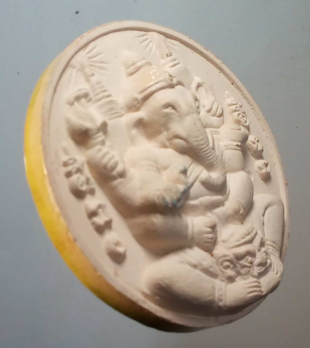 รหัสสินค้า จตุคามรามเทพ 089 พระเทวราชโพธิสัตว์ จตุคามรามเทพ เนื้อกระเบื้องเคลือบเขียว หลังพระพิฆเณศวร ฝังพลอยขาว (ที่หัวเข่า) ไม่ทราบสำนัก กล่องหาย