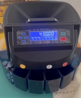 เครื่องนับเหรียญบาท รุ่นอัพเกรดมีหน้าจอ LED สว่าง มีหูหิ้วและมีช่องเทใหญ่ขึ้น คัดแยกเหรียญบาท สามารถคัดแยกเหรียญได้ทุกประเภทอาทิเหรียญ 10 บาท, เหรียญ 5 บาท, เหรียญ 2 บาท, เหรียญ 1 บาท, เหรียญ 50 สตางค์, เหรียญ 25 สตางค์สามารถนับแยกใส่กล่องในแต่ละกล่องได้