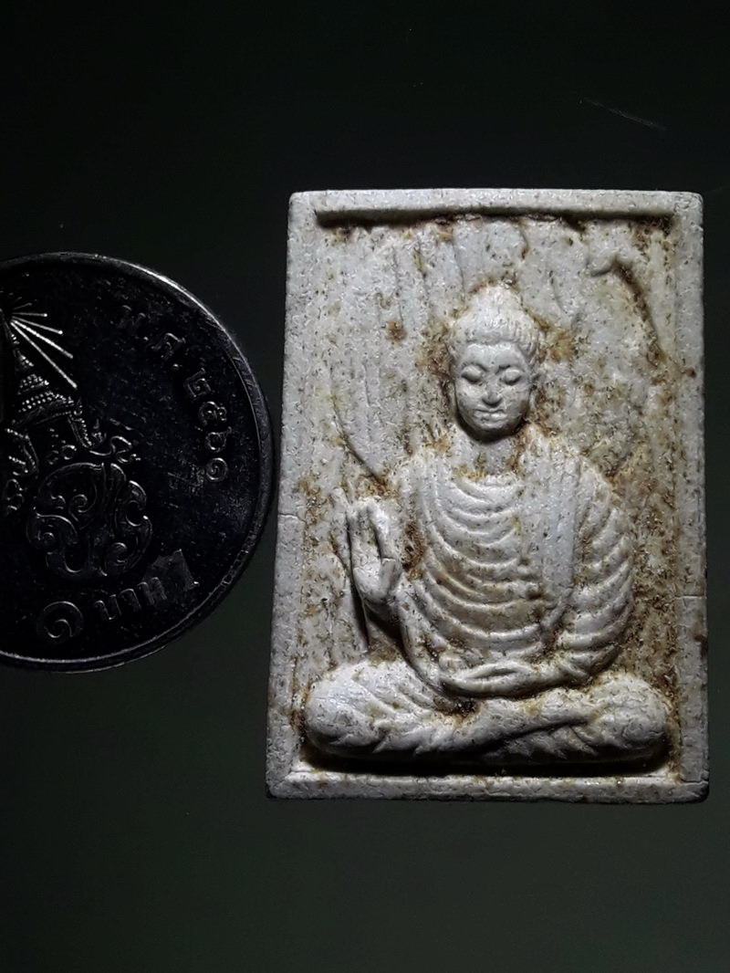 รหัสสินค้า พระเนื้อดิน ผง ว่าน 10477 พระผงปางเทศนา ๑ ศตวรรษ เสาร์ ๕ หลวงปู่บุดดา ถาวโร วัดกลางชูศรีเจริญสุข จ.สิงห์บุรี