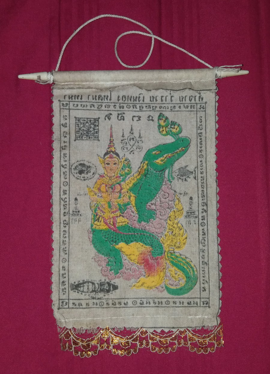 รหัสสินค้า ผ้ายันต์สำนักต่างๆ 058 ผ้ายันต์ติดหน้ารถยนต์ นางมัจฉา และจะเข้คาบดอกบัว