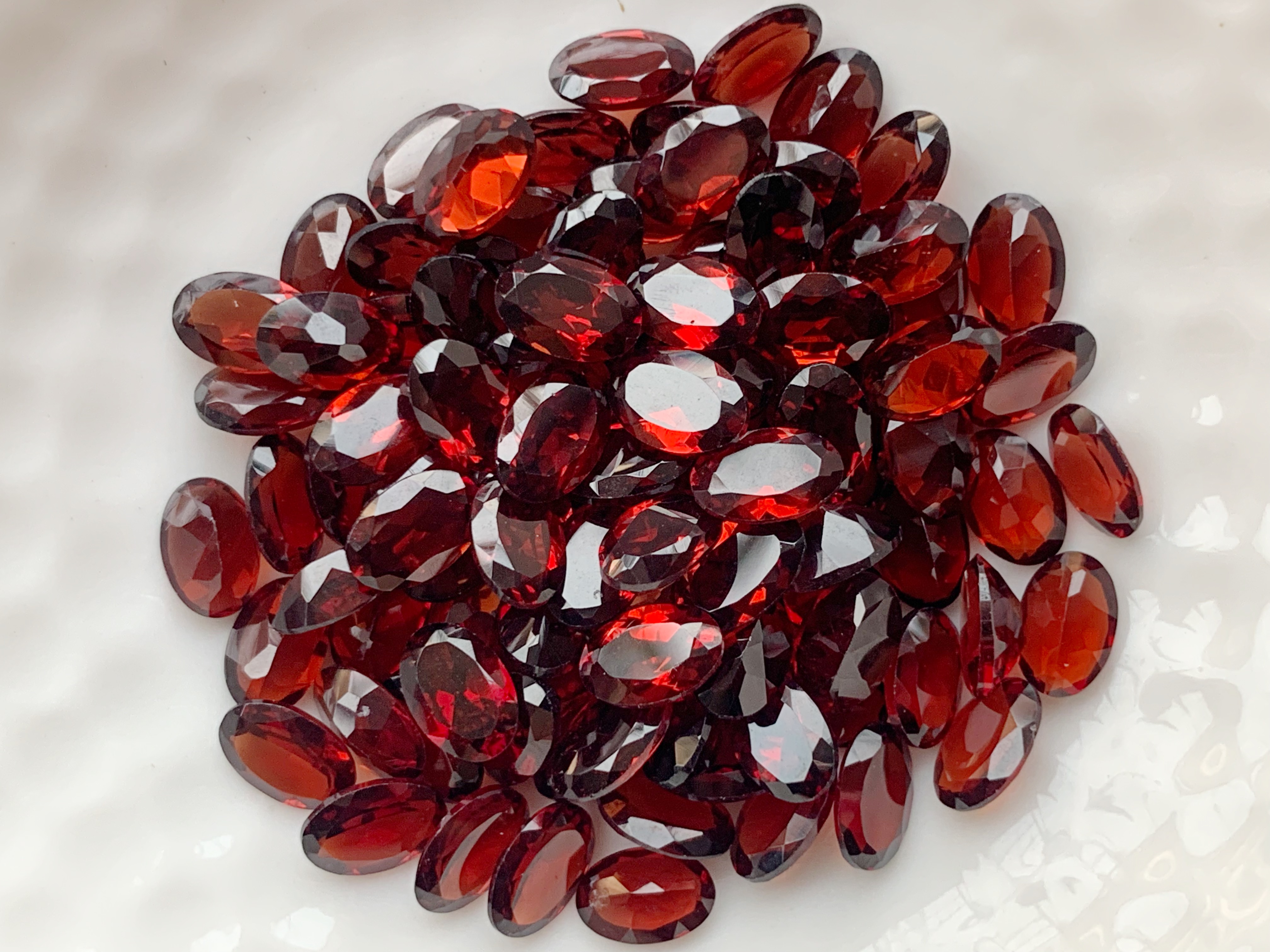 โกเมนไข่ 6X4 มม. 5 กะรัต