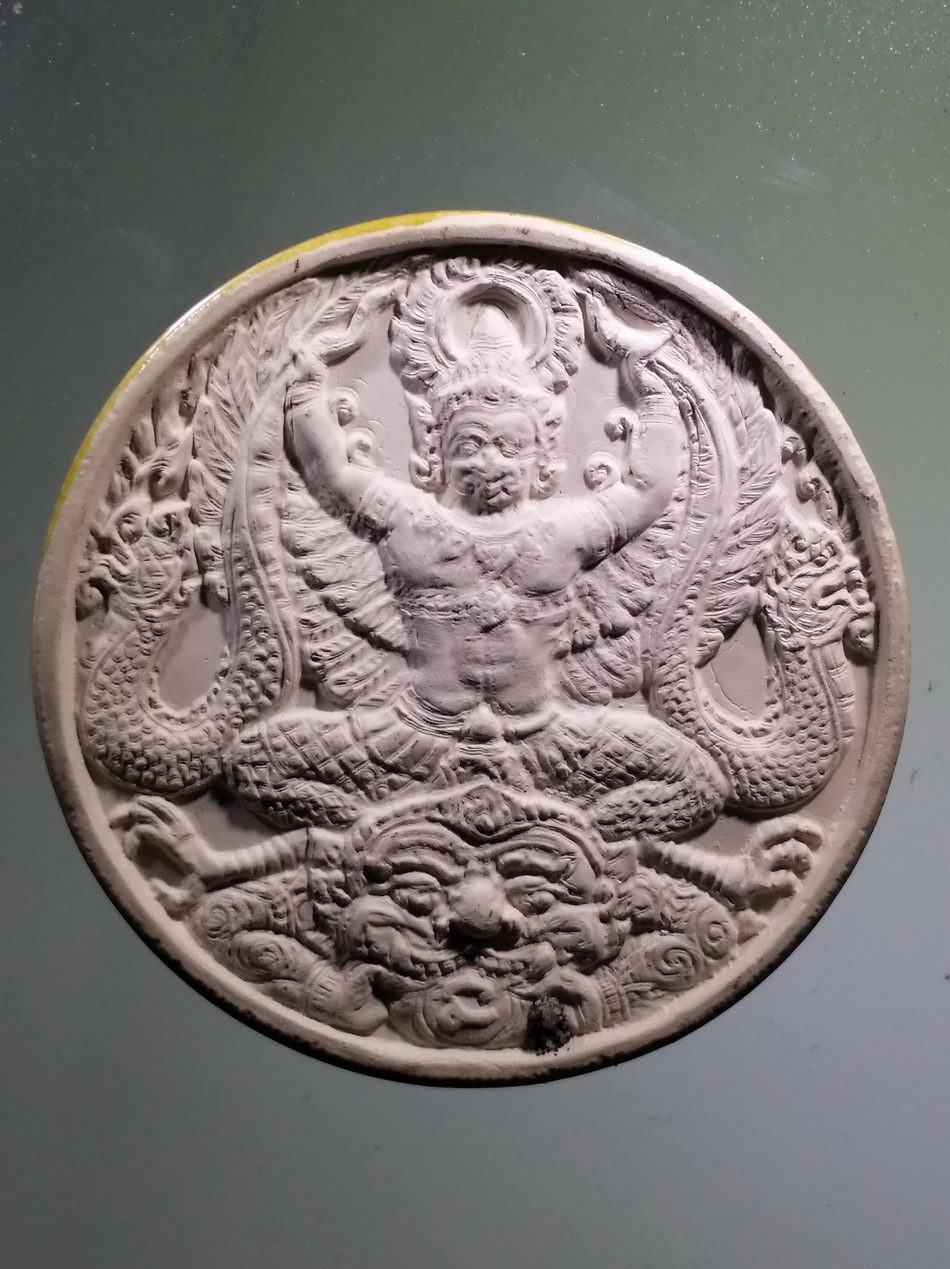 รหัสสินค้า จตุคามรามเทพ 913 พระเทวราชโพธิสัตว์จตุคามรามเทพ เนื้อกระเบื้องเคลือบเหลือง รุ่นมหาเศรษฐีบุญฤทธิ์ หลวงพ่อจอน วัดบุญฤทธิ์ จังหวัดนครราชสีมา จัดสร้าง ปี 2550