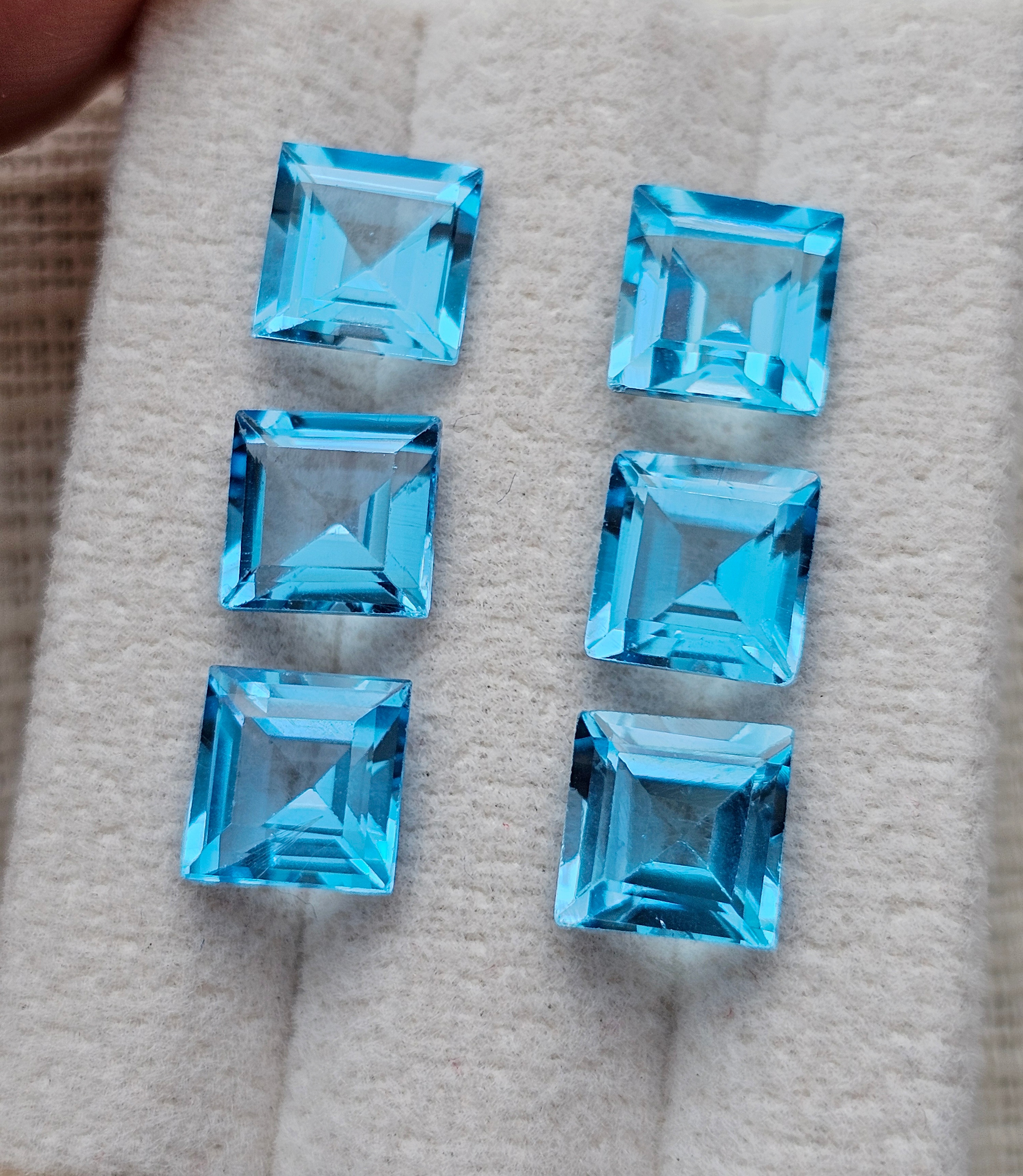 พลอยบลูโทปาสสี่เหลี่ยม 7x7 mm. 1 เม็ด