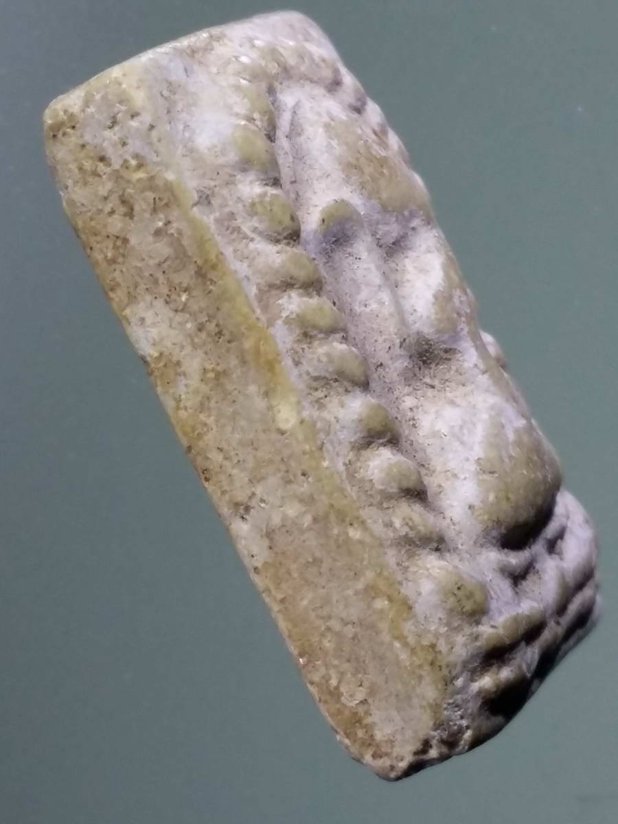 รหัสสินค้า พระไม่ทราบที่ 472 แม่นางกวักเนื้อผง พิมพ์ขอบเกลียวเชือกใหญ่ ด้านหลังมีตัวอักษร ไม่ทราบที่ พระรายการนี้ให้เช่าบูชาแล้ว