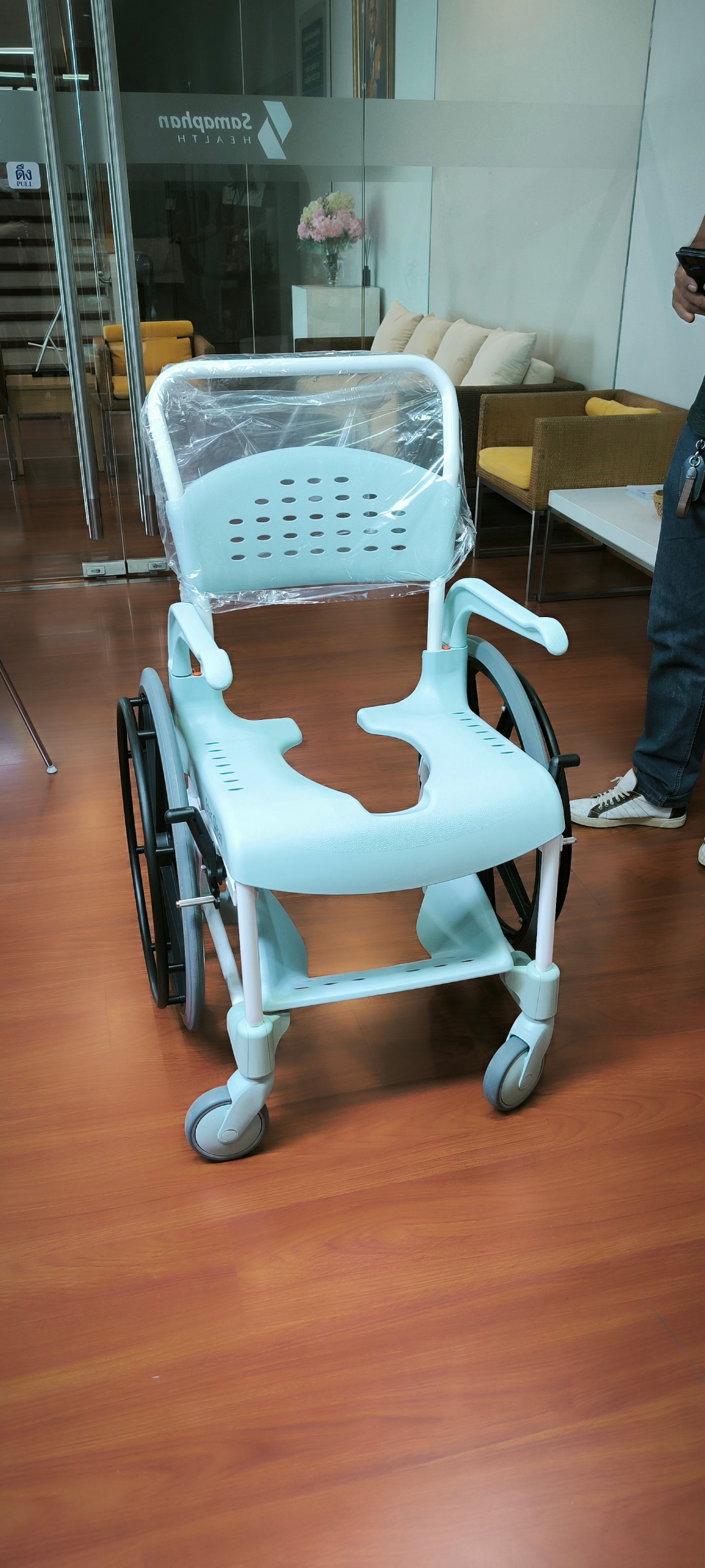 รถเข็นอาบน้ำ นั่งถ่าย อเนกประสงค์ Etac อีแทค คลีน ล้อหลังใหญ่ 24 นิ้ว เบาะกว้าง 48 ซม. สูง 55 ซม. แบรนด์จากประเทศสวีเดน รับประกันศูนย์ 1 ปี