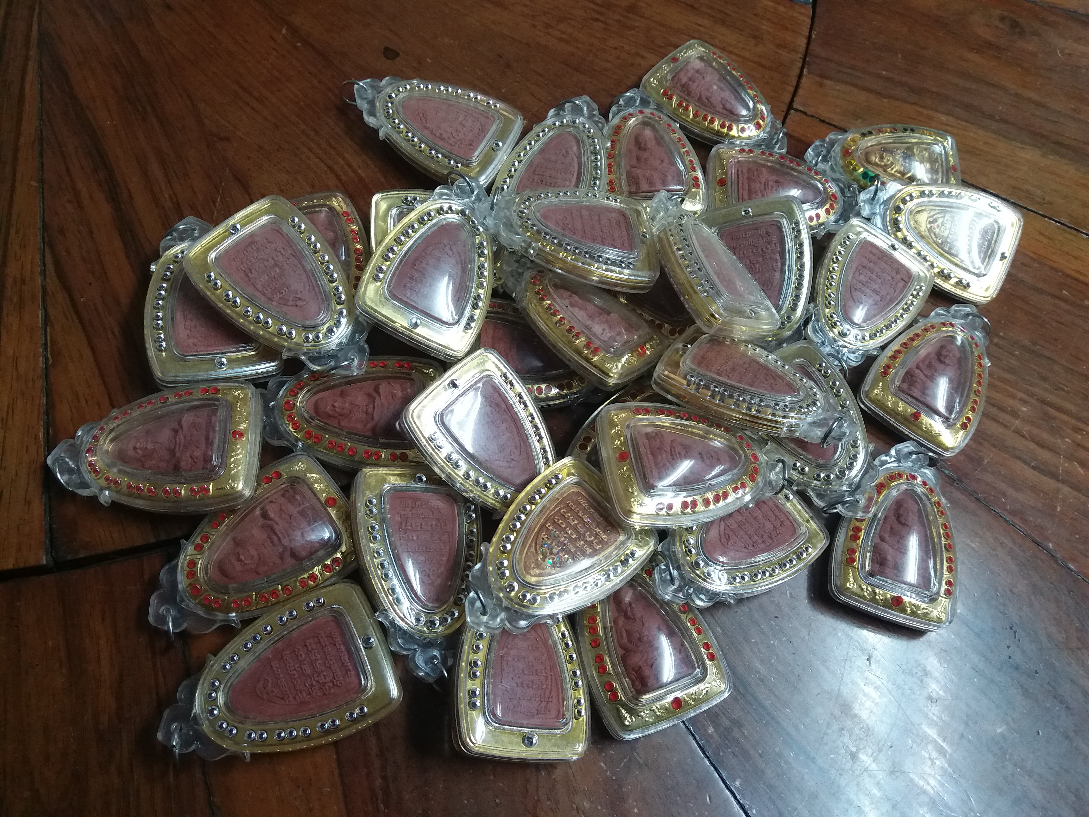 รหัสสินค้า หลวงปู่ทวด วัดต่างๆ 531 หลวงปู่ทวด เนื้อผง วัดเจริญธรรม จังหวัดนครนายก พร้อมกรอบพลาสติกเดิม จากวัด ไม่ทราบปีที่สร้าง เจ้าของเดิมไปทำบุญมา จำไม่ได้ ว่าประมาณปีไหน