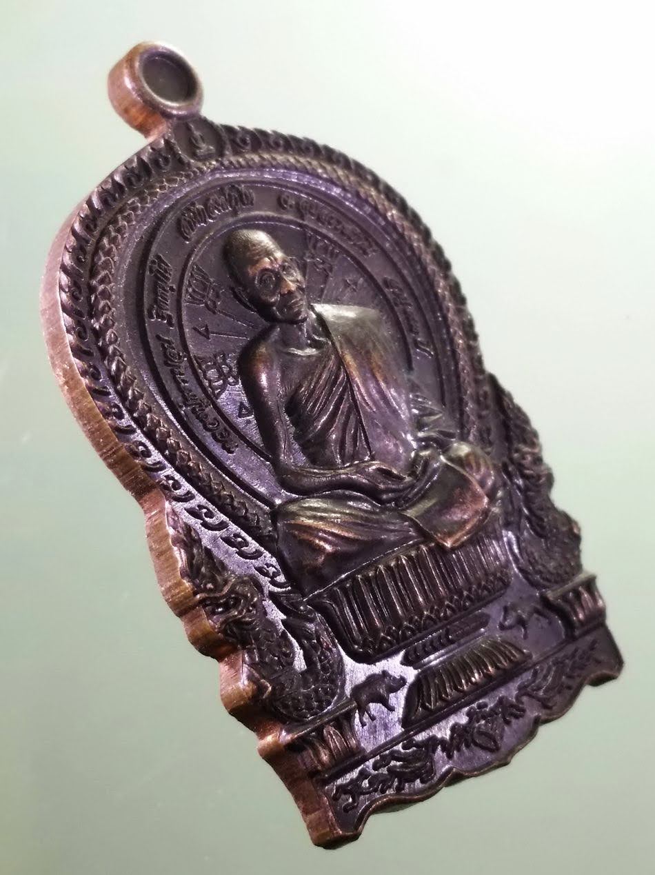 รหัสสินค้า เหรียญคณาจารย์ 7419 เหรียญนั่งพานรุ่นแรก หลวงปู่ธรรมลุน ฐิตธัมโม สำนักสงฆ์ภูไห จังหวัดอุบลราชธานี เนื้อทองแดงรมดำ ตอกโค้ด หมายเลข 460 พระรายการนี้ให้เช่าบูชาแล้ว