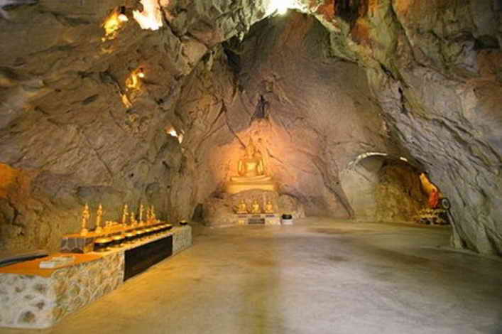 รหัสสินค้า สระบุรี 002 เหรียญรุ่นแรก พระพุทธประทานในโบสถ์ วัดเขาวง (ถ้ำนารายณ์) จังหวัดสระบุรี สร้างปี 2519