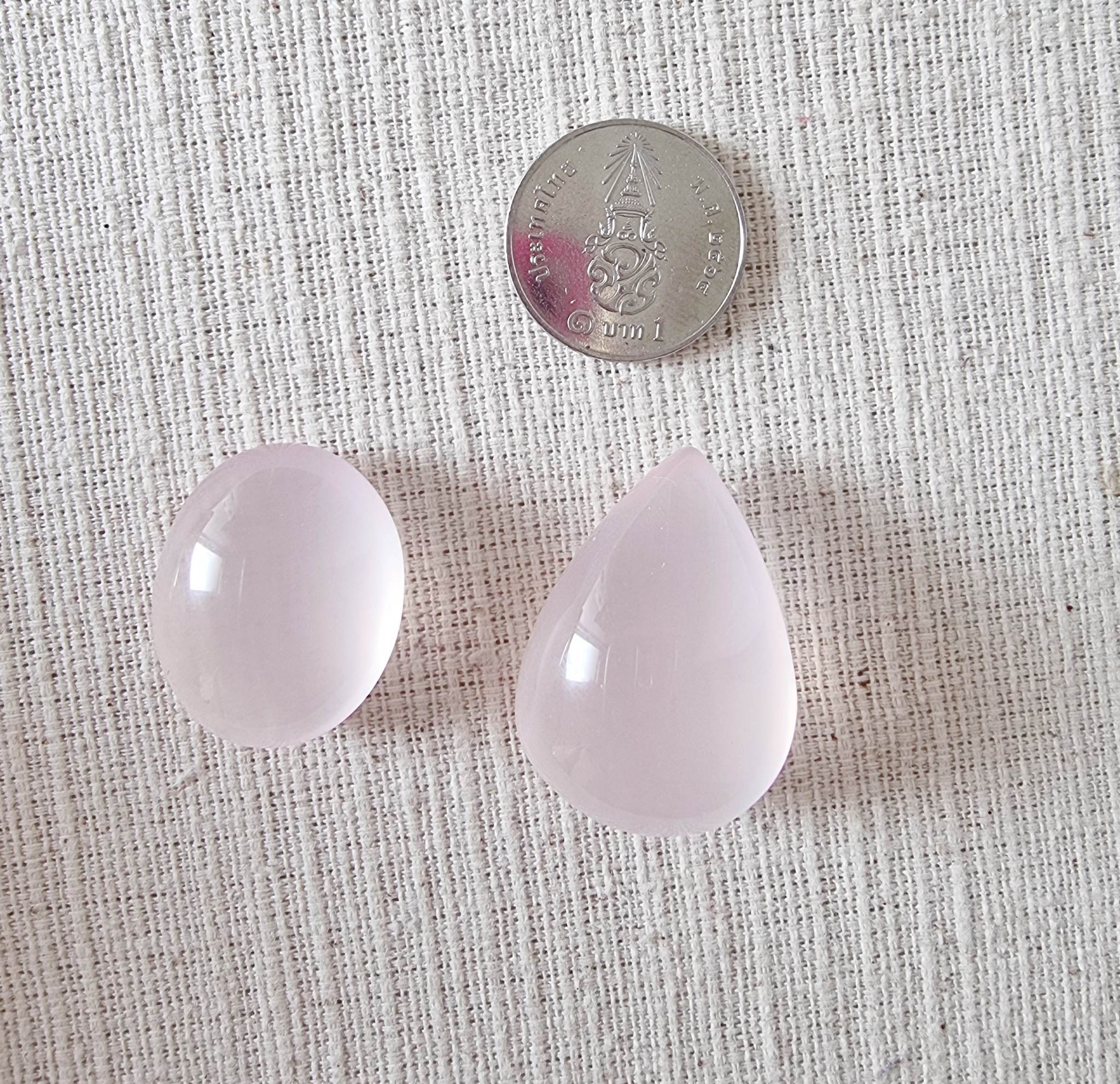 พอยโรสควอซส์ สีชมพูพาสเทล 2 เม็ด 1,750 บาท