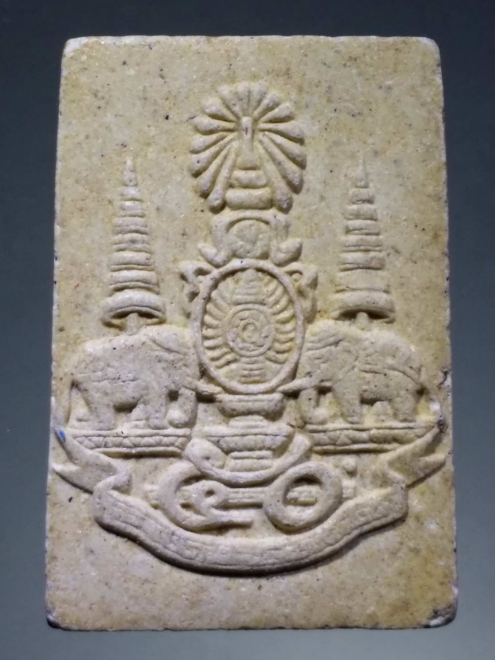 รหัสสินค้า พระไม่ทราบที่ 252 พระสมเด็จเนื้อผง หลังตราสัญลักษณ์ พระราชพิธีกาญจนาภิเษก สร้างปี 2539 ไม่ทราบวัดที่สร้าง