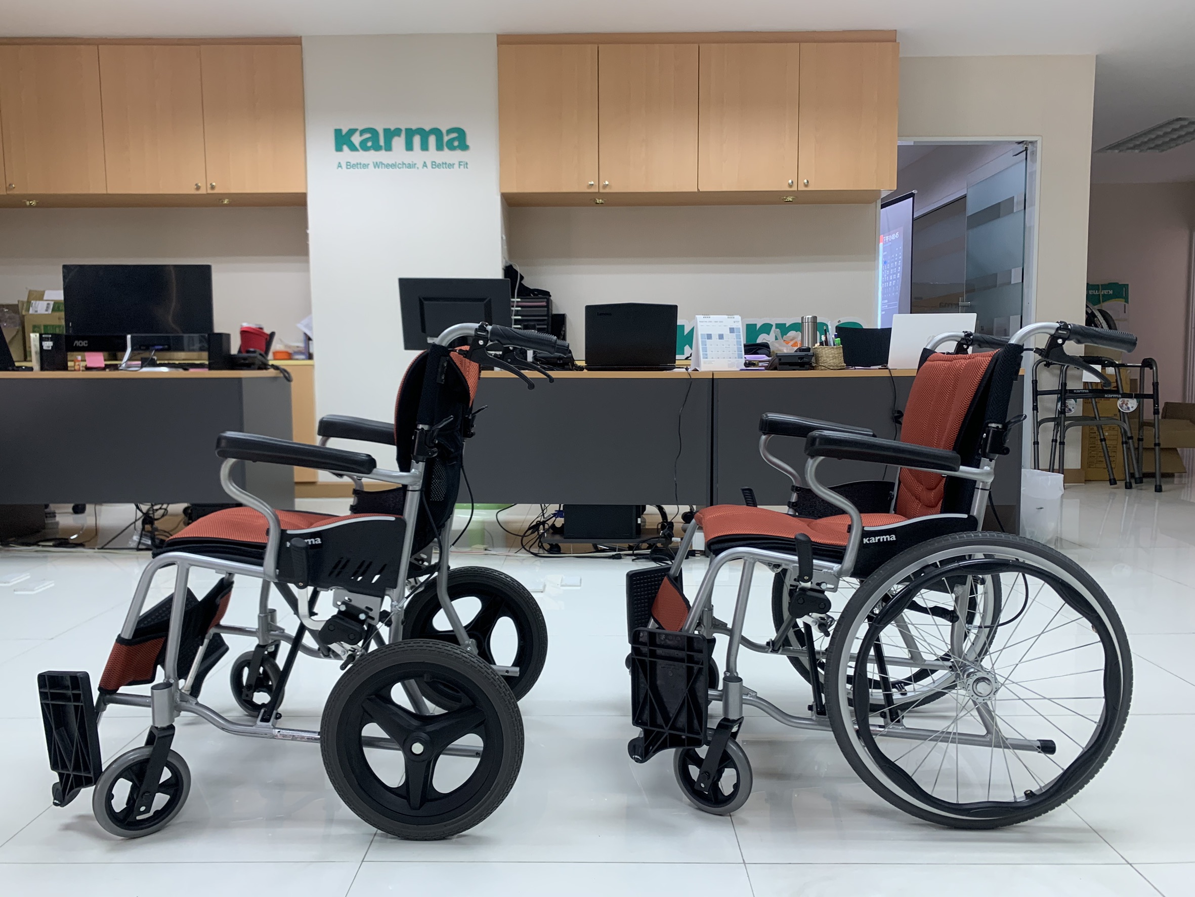รถเข็นวีลแชร์น้ำหนักเบา พับได้ อลูมินัมอัลลอยด์คาร์ม่า รุ่น S-Ergo 205 F20 (WheelChair Karma S-Ergo 205 F20) พกพาสะดวก กะทัดรัด ของแท้ รับประกันศูนย์ไทย 5 ปี