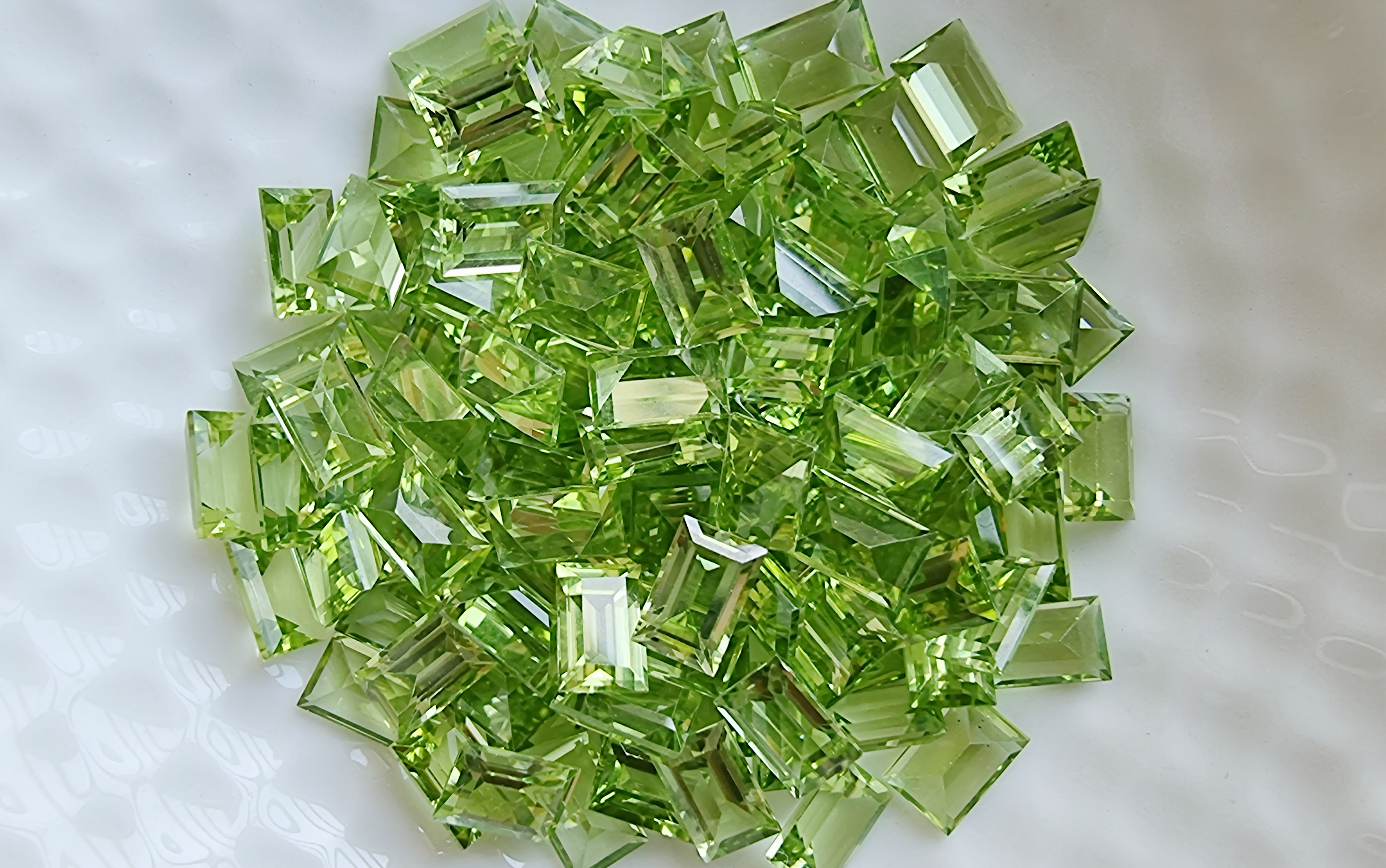 เพอริดอทสี่เหลี่ยม 6x4mm. 5 กะรัต