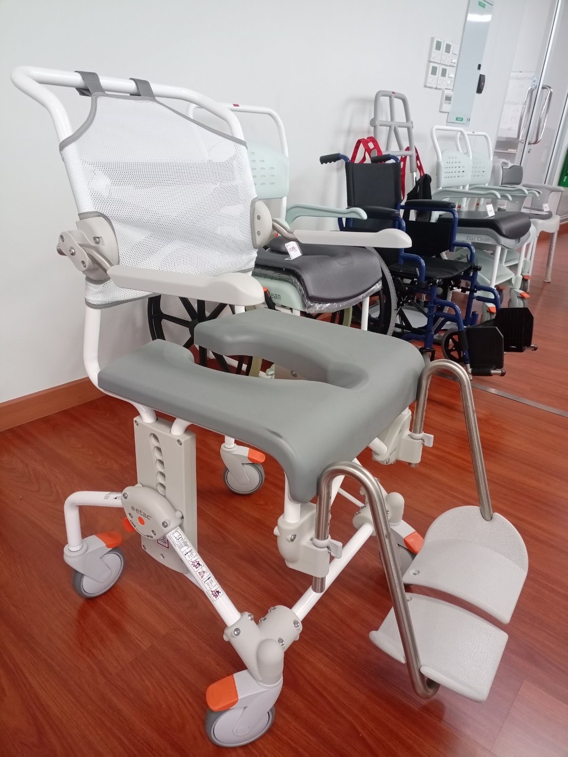 รถเข็นอาบน้ำ นั่งถ่าย อเนกประสงค์ อีแทค สวิฟท์ โมบิล 2 คอมโหมด แชร์ (ETAC SWIFT MOBIL -2) เบาะกว้างพิเศษ รองรับน้ำหนักผู้ใช้งานสูงสุด 160 กิโลกรัม