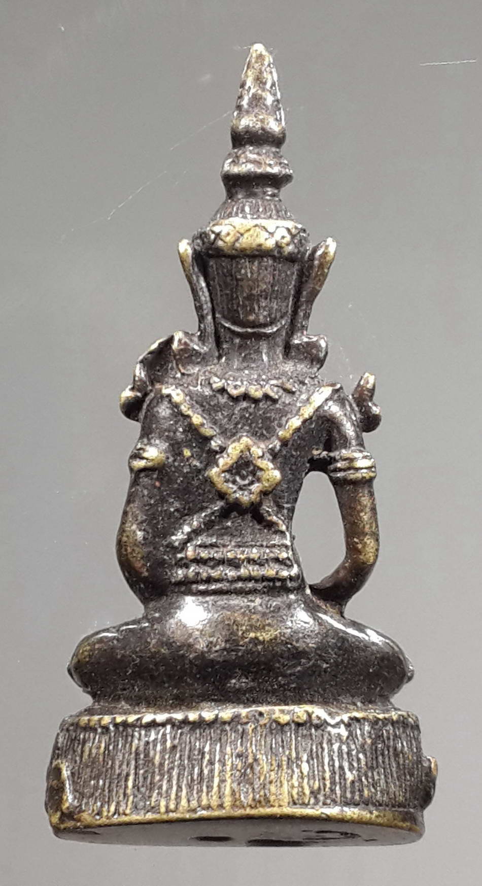 รหัสสินค้า พระกริ่ง พระหล่อ 284 รูปหล่อพระแก้วมรกต เนื้อทองเหลืองรมดำ เนื้อหาเก่ามีอายุ ไม่ทราบปีที่สร้าง