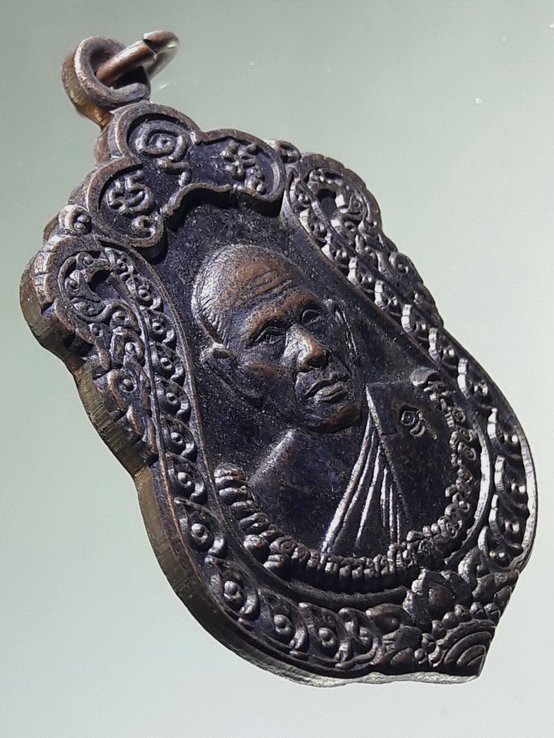 Antig FB 12981 เหรียญเสมาพระครูอุดมธรรมโชติ เอกวิทย์ อิสสโร หลังพระพุทธสิหิงค์ วัดหนองจอก อำเภอบ้านลาด จังหวัดเพชรบุรี ที่ระลึกอายุวัฒนมงคล 69 ปี