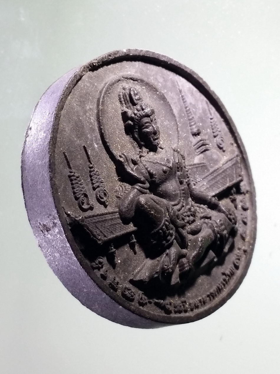 รหัสสินค้า จตุคามรามเทพ 835 พระเทวราชโพธิสัตว์จตุคามรามเทพ เนื้อว่านกากยายักษ์ ฝังแร่มวลสาร ที่ระลึก 50 ปีธนาคารทหารไทย มีรอยขอบกระเทาะ พิกัดตำแหน่ง 11.30 น. นาฬิกา พิจารณาก่อนเช่าบูชานะครับ