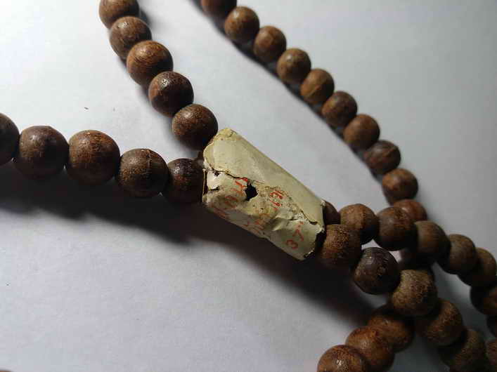 รหัสสินค้า เครื่องราง ล็อตเก็ต ภาพถ่าย 021 สร้อยประคำกันไฟ หลวงพ่ออุตตมะ วัดวังก์วิเวการาม จังหวัดกาญจนบุรี สร้อยประคำรายการนี้ให้เช่าบูชาแล้ว ไม่เคยใช้ สภาพสวย ขนาด 108 เม็ด