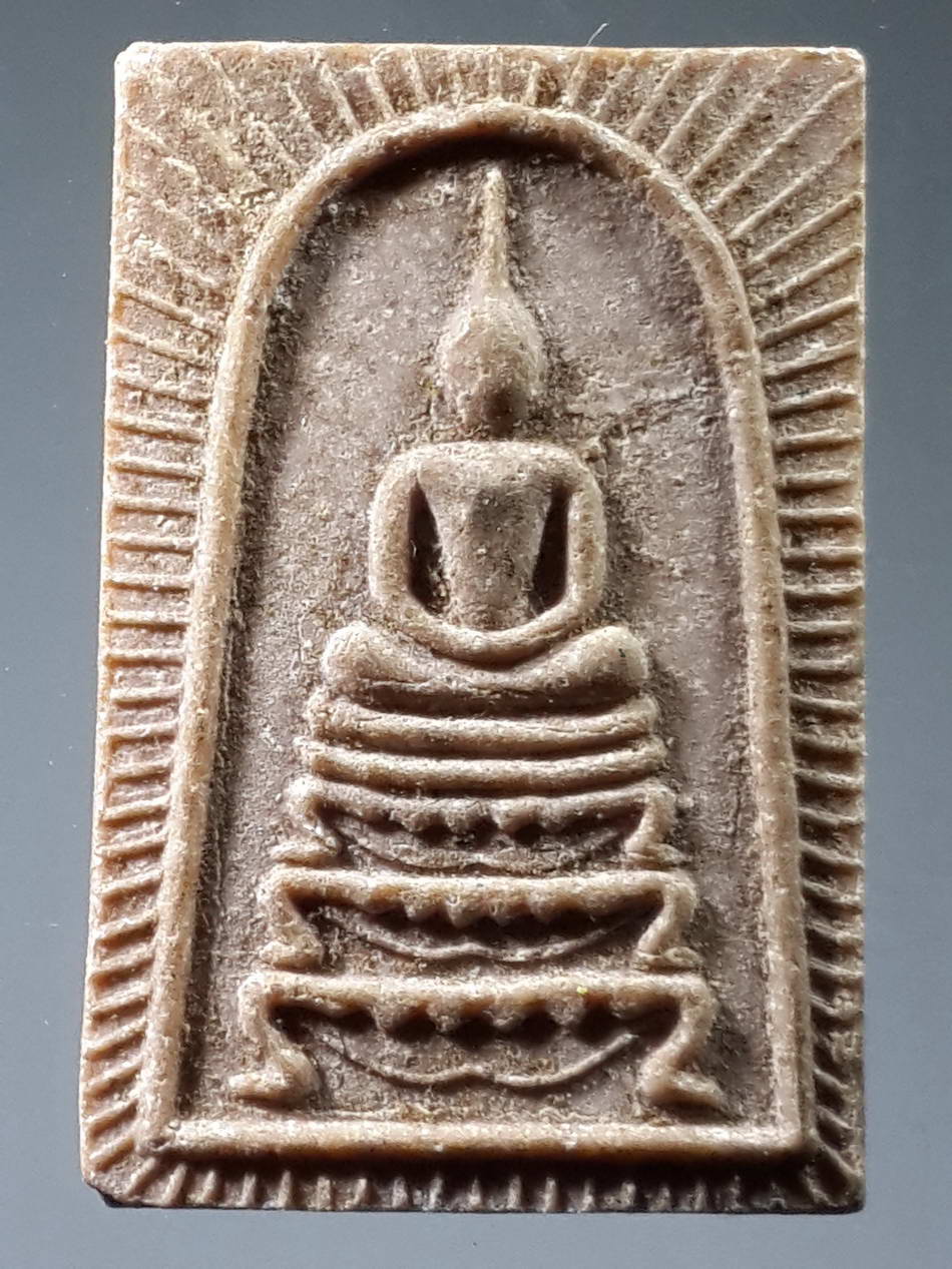 รหัสสินค้า พระสมเด็จ วัดต่างๆ 570 พระสมเด็จฐานขาโต๊ะซุ้มประกายรัศมี หลังรูปเหมือนพระเกจิอาจารย์ ไม่ทราบที่