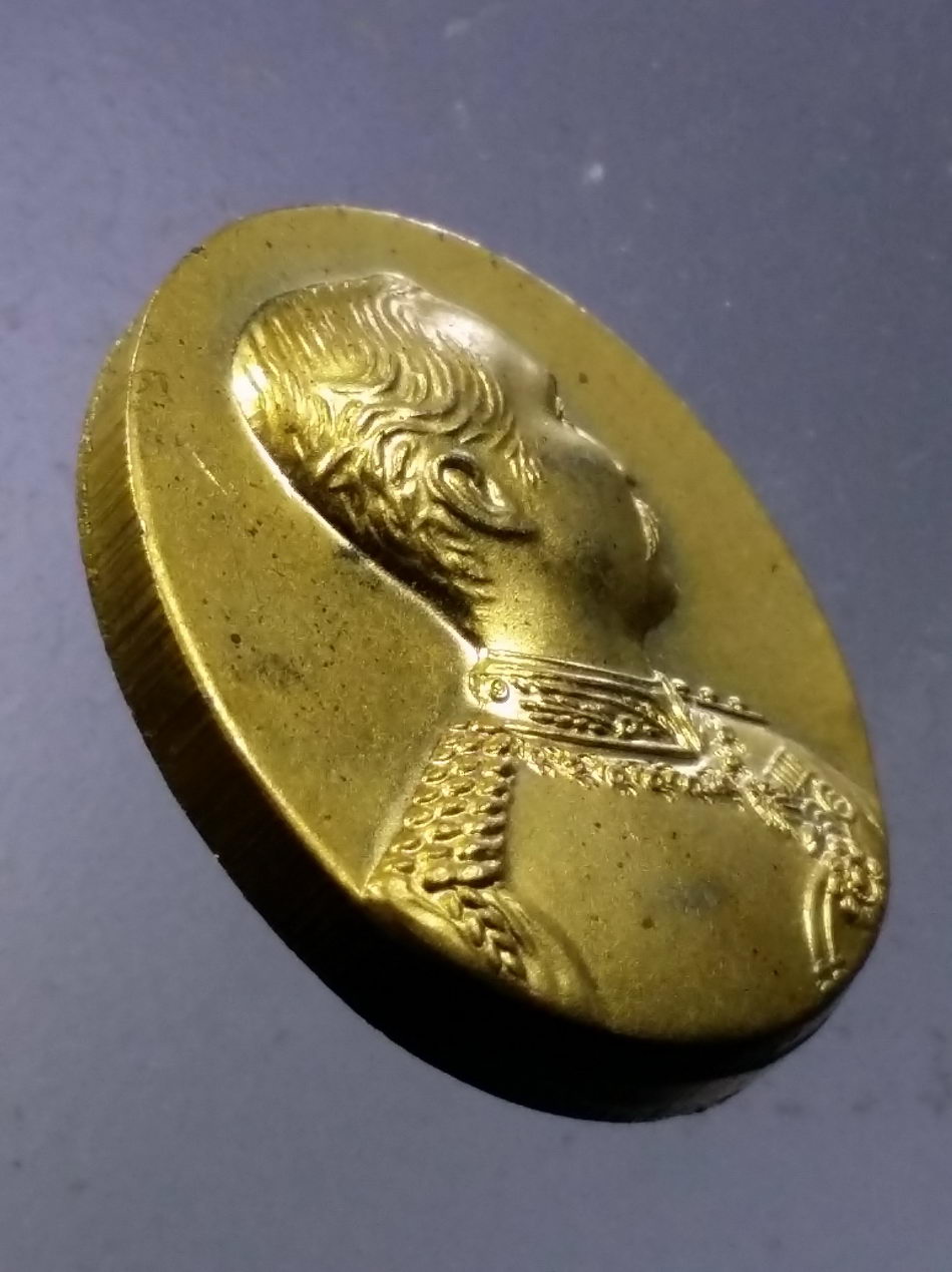 รหัสสินค้า พระมีกล่อง 3640 เหรียญกะไหล่ทองพ่นทราย รูปไข่เล็ก รัชกาลที่ 5 พระพุทธเจ้าหลวง วัดราชบพิธสถิตมหาสีมาราม กรุงเทพฯสร้างปี 2553 พระพรหมมุนี สุชิน อคคชิโน จัดสร้าง พระรายการนี้ให้เช่าบูชาแล้ว