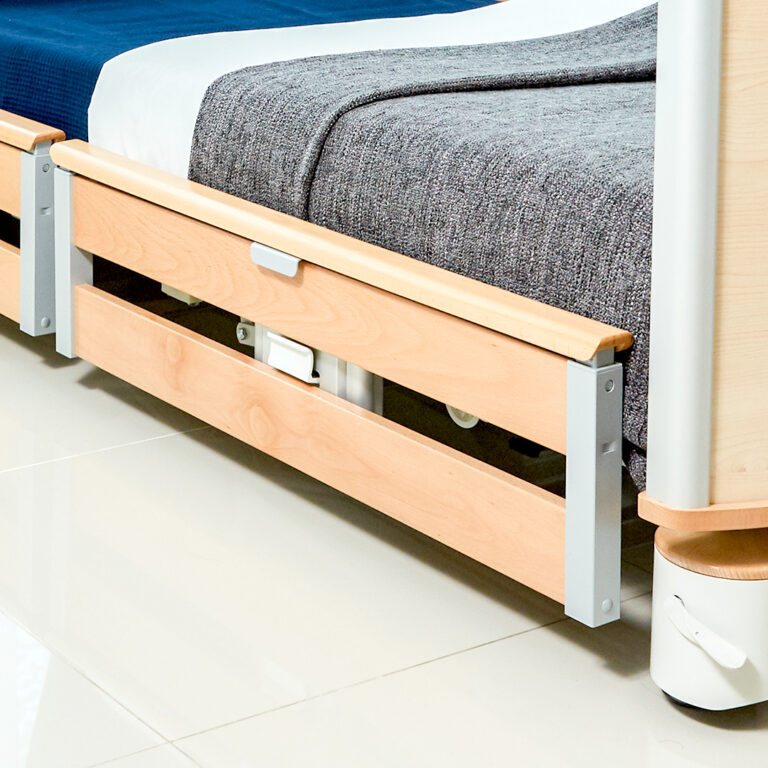 ชุดเตียงผู้ป่วยปรับไฟฟ้า FLOORE มีไฟใต้เตียง และแบตเตอรี่สำรองไฟ ราวกั้นเตียงแบบ ModuFlex แบ่งเป็นสองตอนแบบเต็มเตียง (ปรับเตียงต่ำสุด 23 cm.) + พร้อมที่นอนเพื่อสุขภาพ MEMORY FOAM + ชุดผ้าปูที่นอน + ผ้ายางรองกันเปื้อน