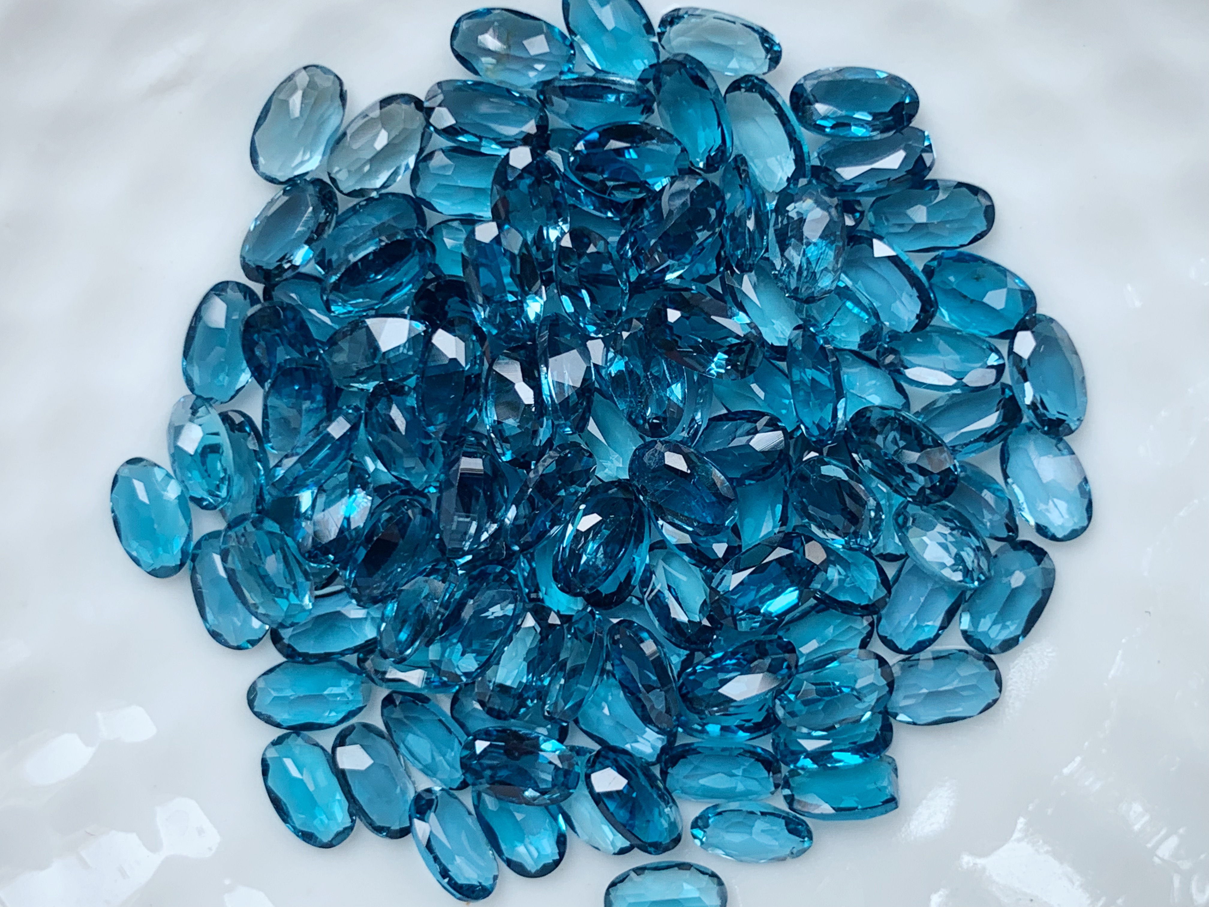 ลอนดอนบลูโทปาสไข่ 5X3 มม. 5 กะรัต