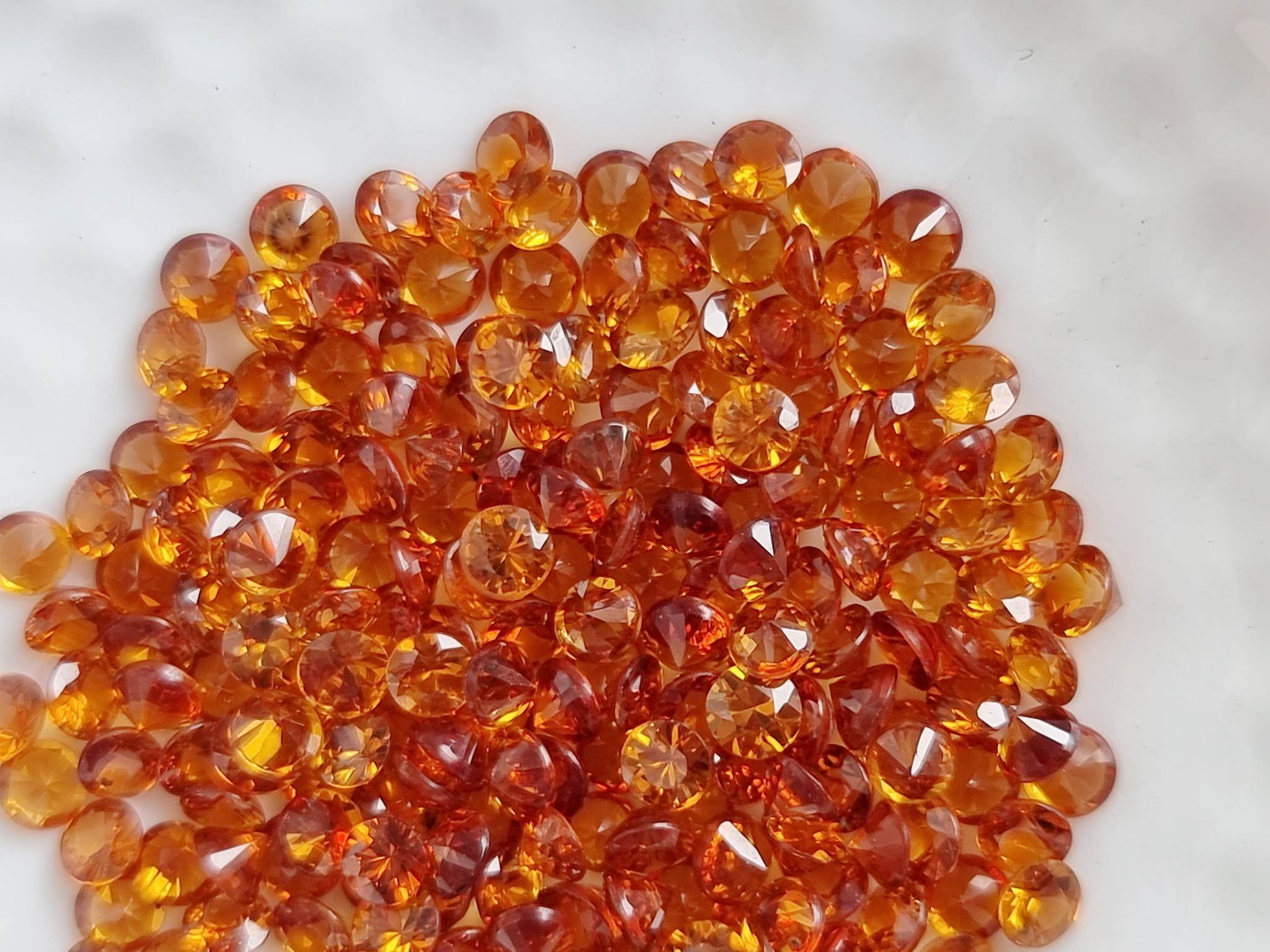 พลอยสเปสซาไทกลมเจียรเหลี่ยม 3.0 mm. 1 กะรัต