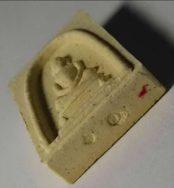 รหัสสินค้า พระมีกล่อง 003 พระสมเด็จพิมพ์คะแนน หลวงพ่ออุดมทรัพย์ วัดประสิทธิเวช อำเภอองครักษ์ จังหวัดนครนายก มีโค๊ตใต้ฐาน พระมีหลายองค์ ขอถ่ายรูปครั้งเดียวนะครับ