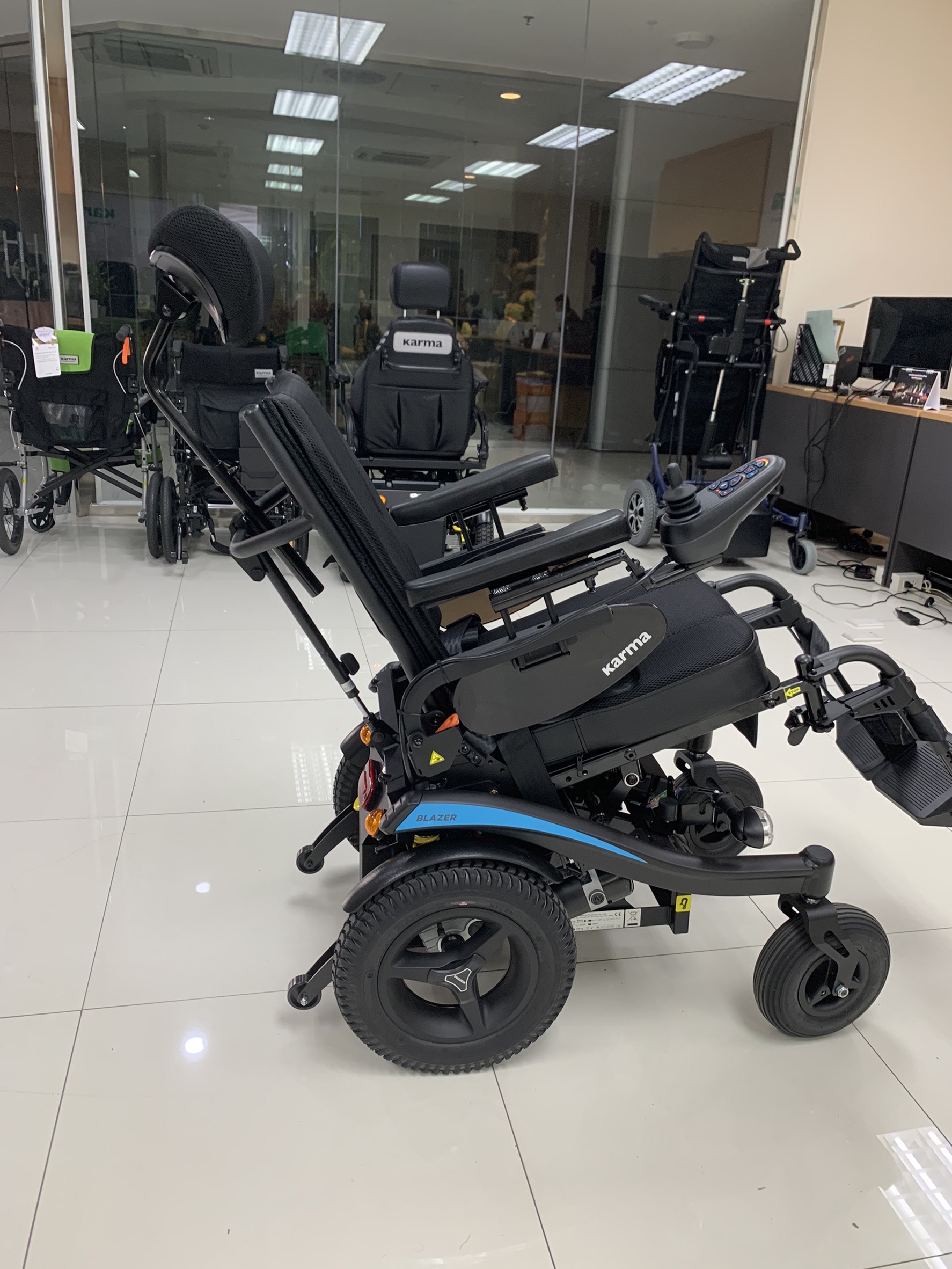 รถเข็นไฟฟ้าคาร์ม่า KARMA รุ่น Blazer Sling พนักพิงหลังปรับเอนได้ พนักพิงศรีษะปรับระดับได้ ของแท้ รับประกันศูนย์ไทย 5 ปี (รุ่นยอดนิยม)
