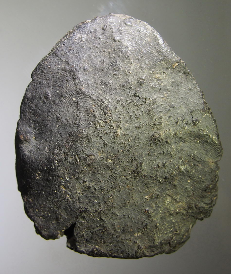 รหัสสินค้า พระกรุ 065 พระนารายณ์ทรงปืน จังหวัดลพบุรี เนื้อดินเผาสีดำ หายาก พระสภาพชำรุดที่ขอบด้านล่าง พิจารณาก่อนเช่าบูชานะครับ